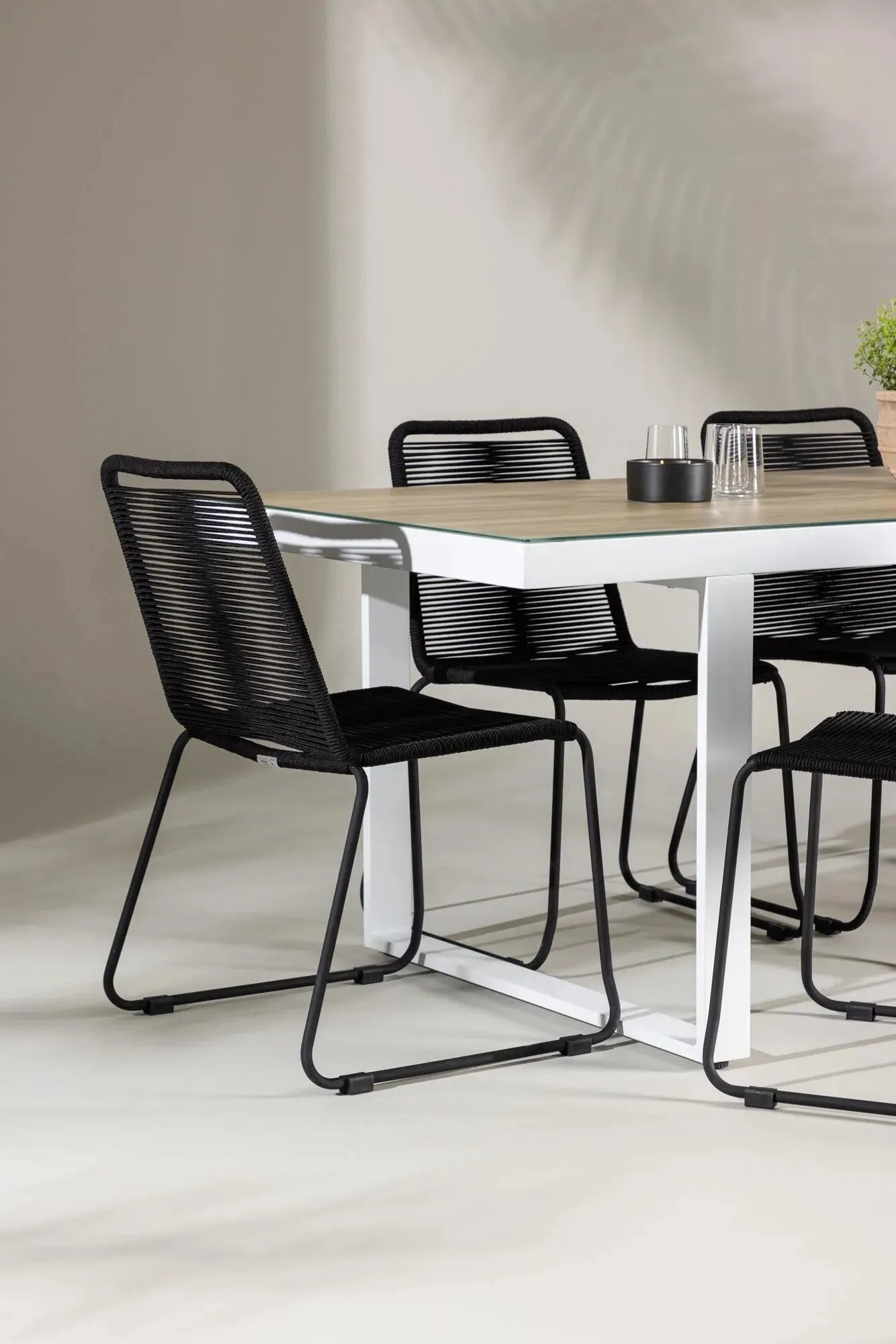 Elegantes Merlo Gartentisch-Set mit Lindos-Stühlen von Venture Home, ideal für zeitgemäße Außenbereiche und Terrassen.