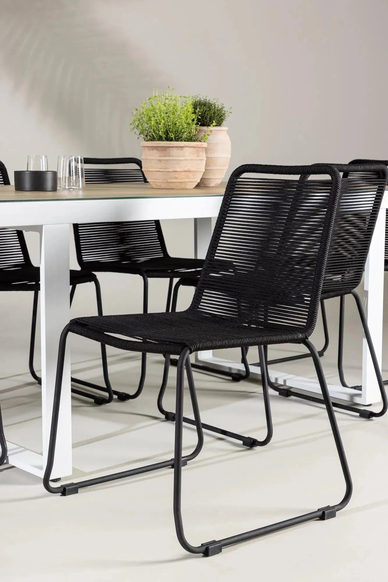 Stilvolles Merlo Gartentisch-Set mit Lindos-Stühlen von Venture Home, perfekt für moderne Gärten und Terrassen.