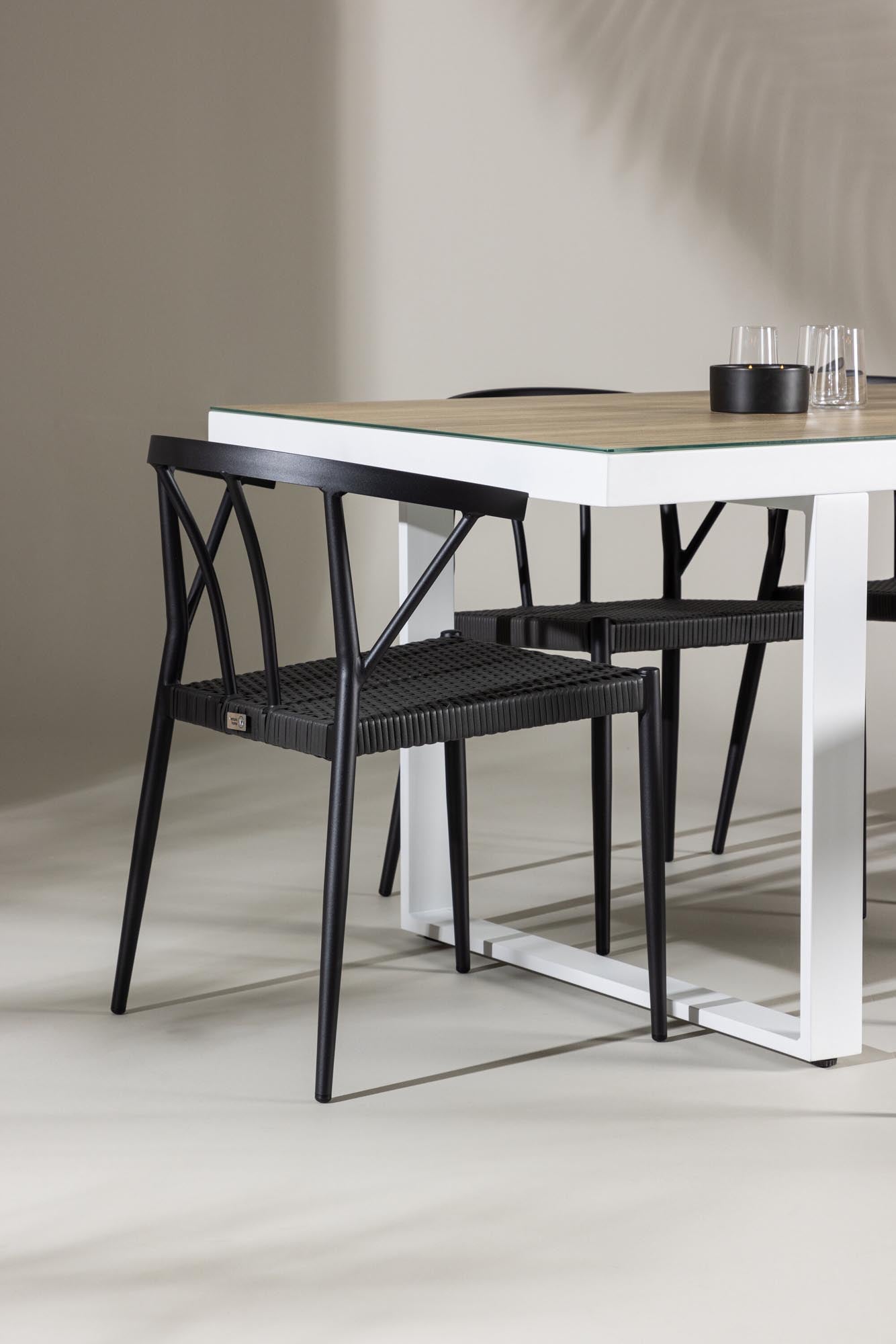 Elegantes Esszimmerset aus Glas und Aluminium, modern und komfortabel, ideal für stilvolle Mahlzeiten.