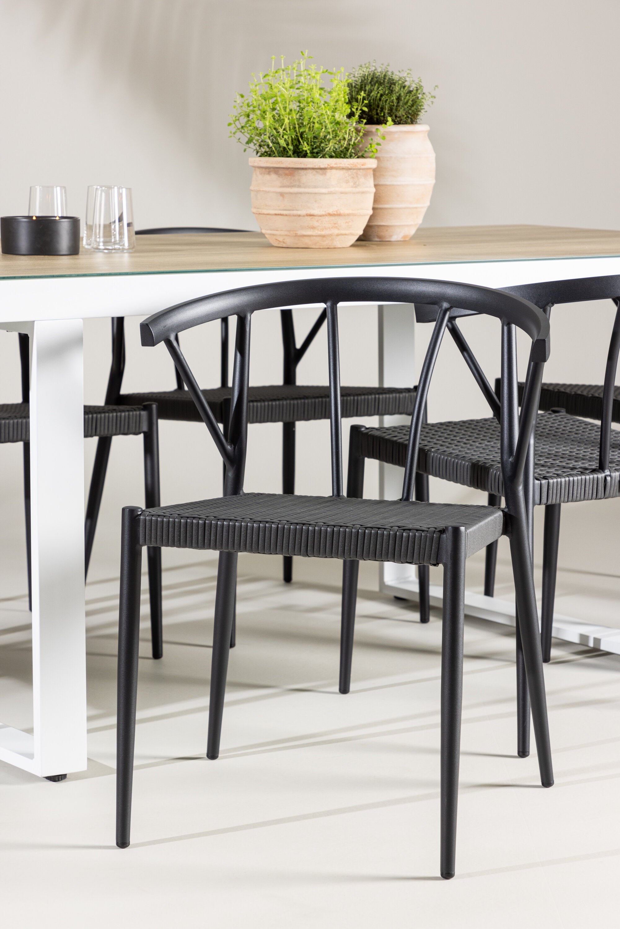 Merlo Gartentisch Set + Stina in Weiss / Schwarz präsentiert im Onlineshop von KAQTU Design AG. Gartentischset ist von Venture Home