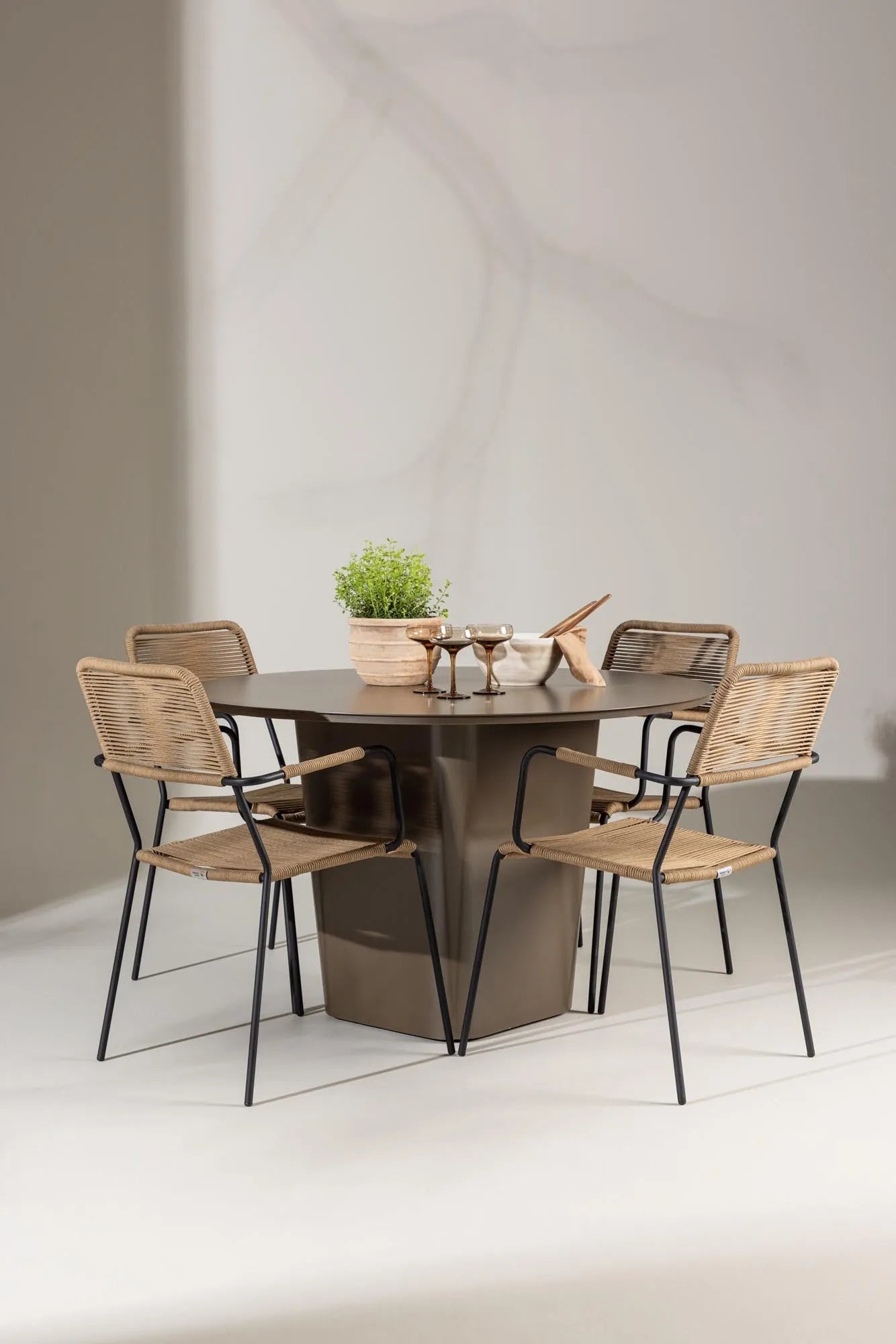 Das Santa Fe Gartentisch Set Lindos von Venture Home bietet stilvolles Design und praktische Funktionalität für Ihren Außenbereich.