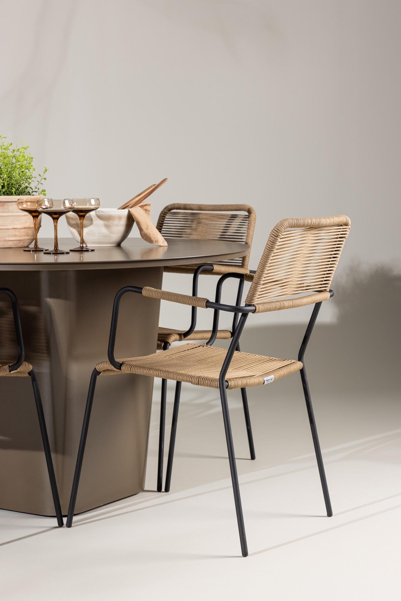 Das Santa Fe Gartentisch Set Lindos von Venture Home vereint stilvolle Eleganz und praktische Nutzung, ideal für entspannte Stunden im Freien.