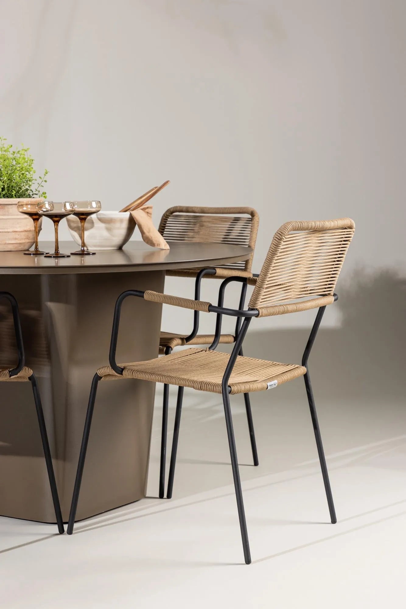 Das Santa Fe Gartentisch Set Lindos von Venture Home kombiniert modernes Design mit Funktionalität für Ihren Garten.
