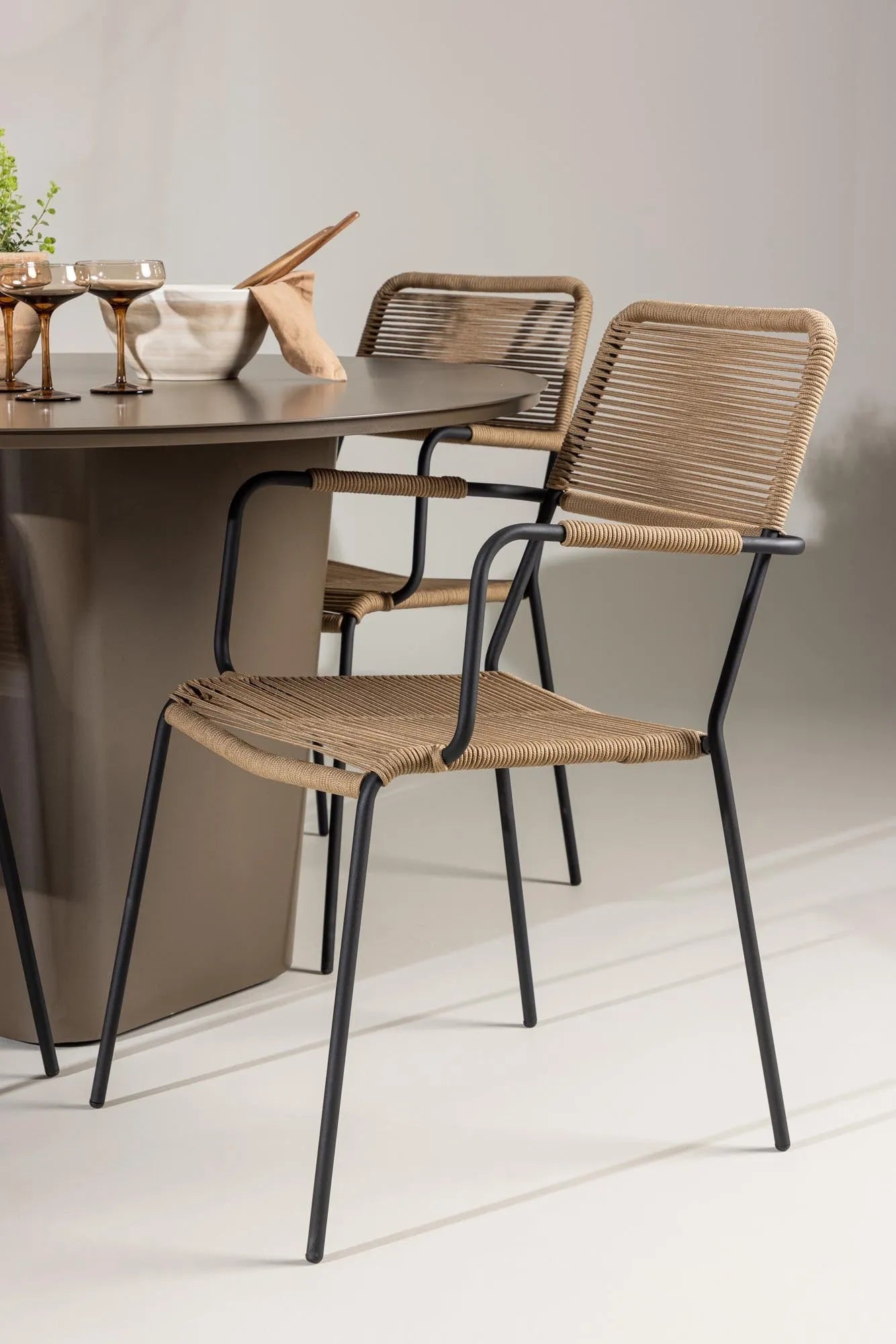 Das Santa Fe Gartentisch Set Lindos von Venture Home kombiniert modernes Design mit Funktionalität für Ihren Garten.