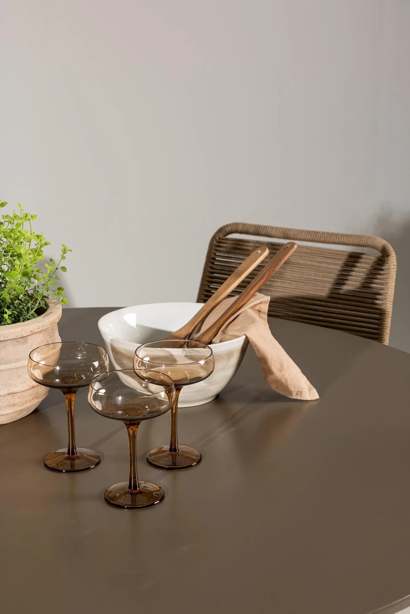 Das Santa Fe Gartentisch Set Lindos von Venture Home bietet stilvolles Design und praktische Funktionalität für Ihren Außenbereich.