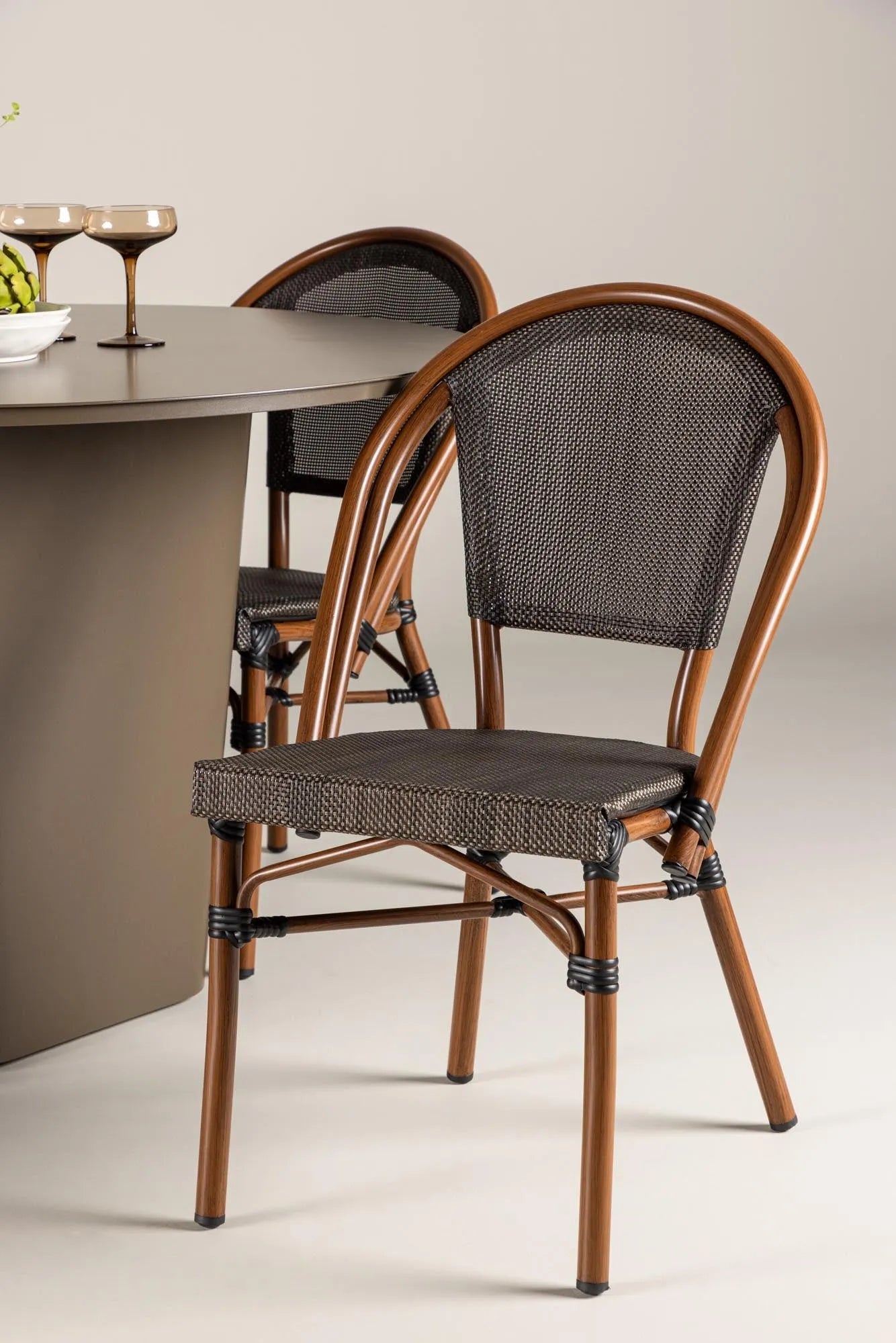 Modernes Santa Fe Gartentisch Set Guarda von Venture Home, perfekt für stilvolle Außenbereiche, robust und ansprechend designt.