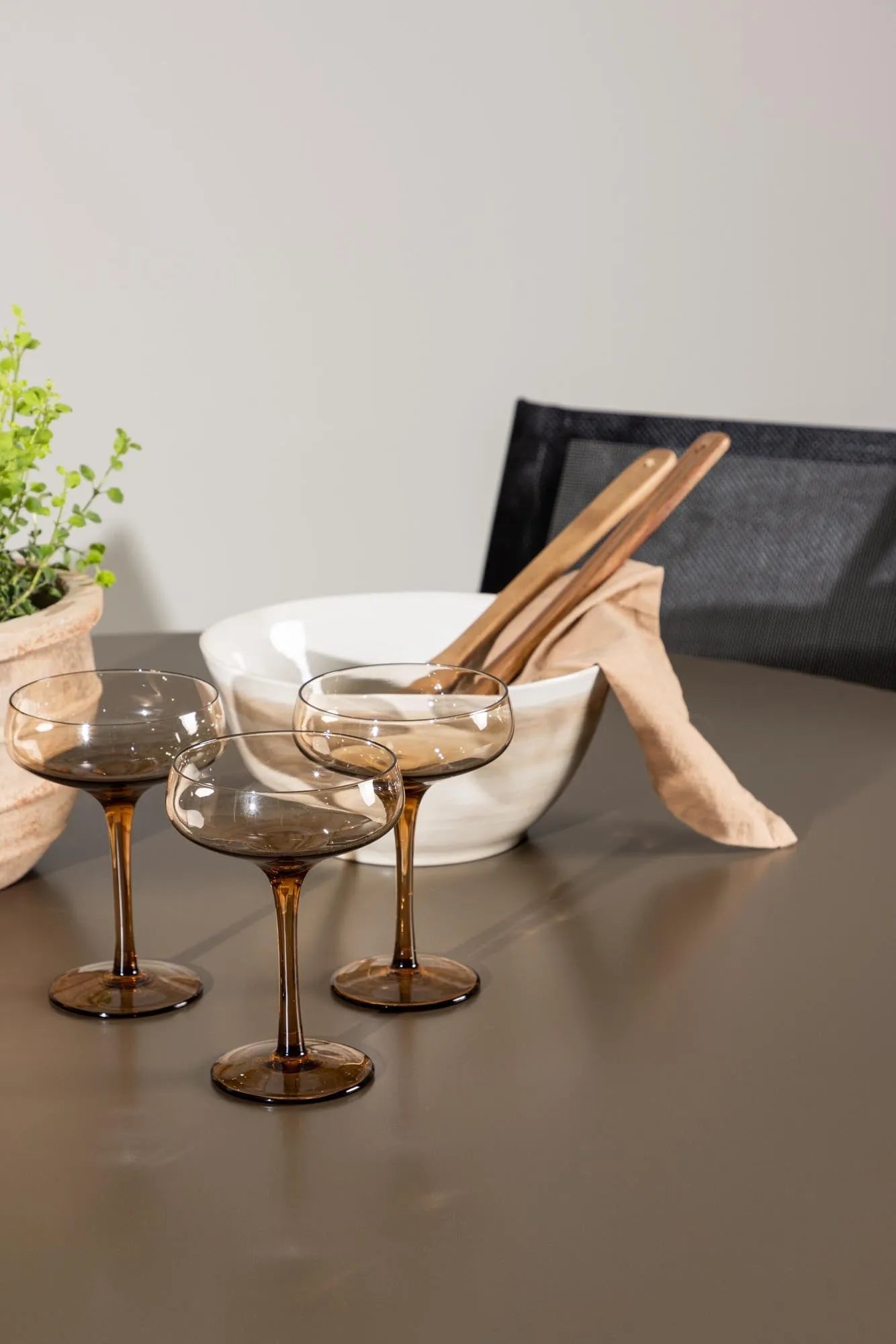 Elegantes Santa Fe Gartentisch Set Alina von Venture Home, ideal für zeitgemäße Außenbereiche, robust und stilvoll designt.