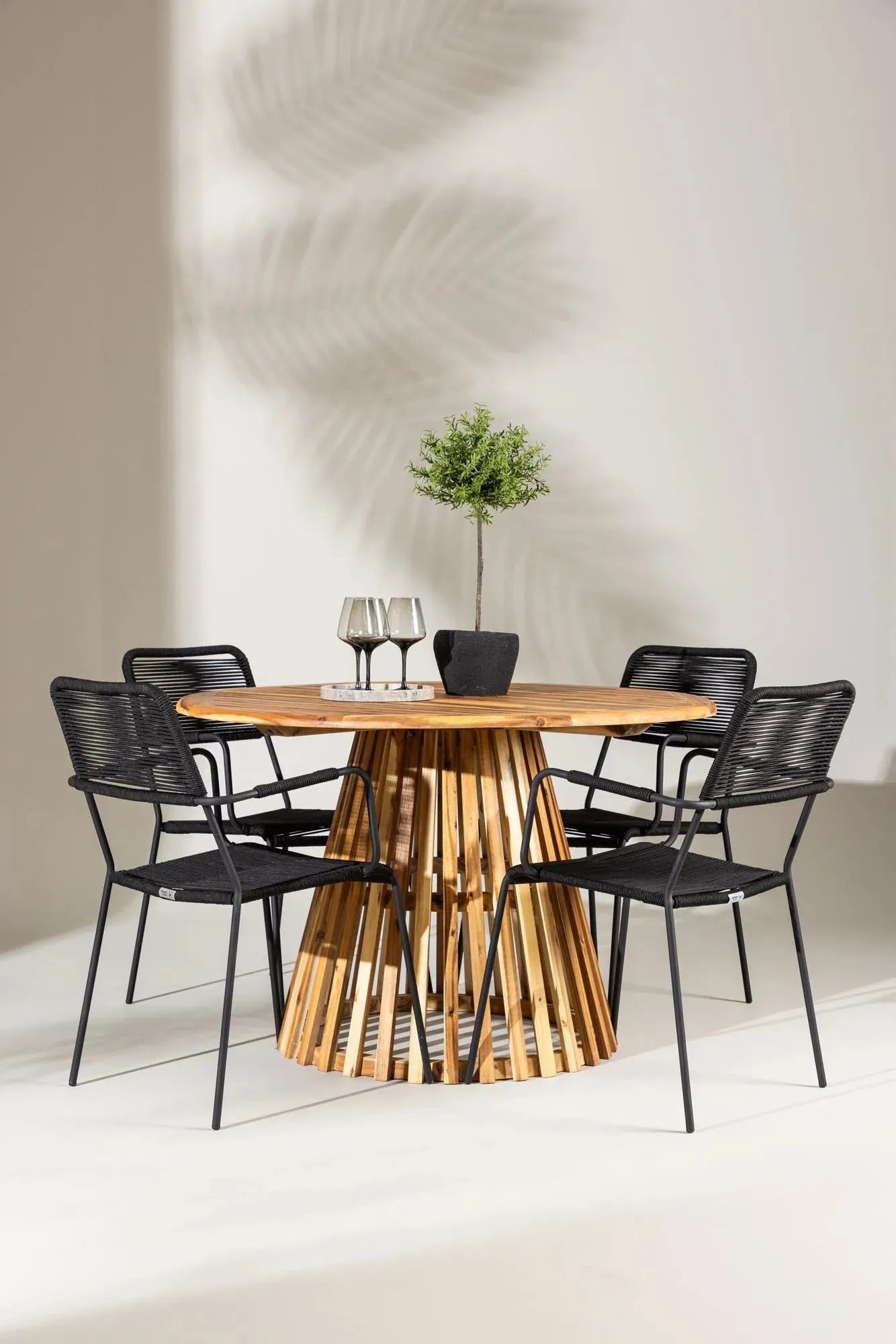 Elegantes Gartenset mit rundem Tisch und bequemen Armstühlen, ideal für stilvolle Outdoor-Momente.