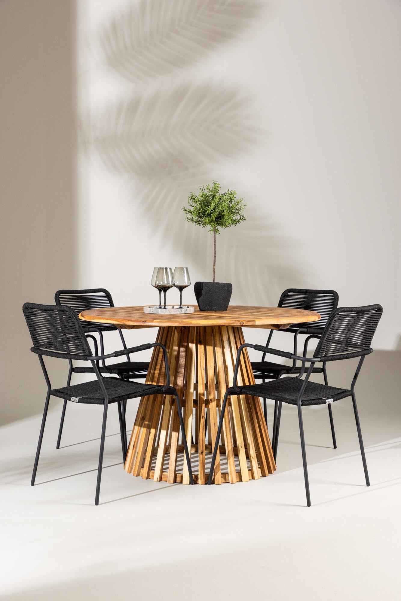 Elegantes Gartenset mit rundem Tisch und bequemen Armstühlen, ideal für stilvolle Outdoor-Momente.