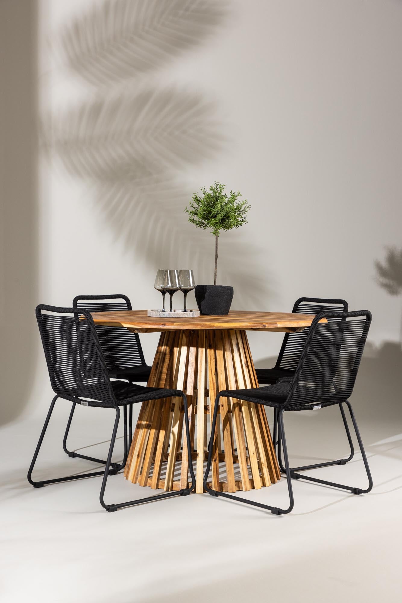 Lumpur Gartentisch Set rund + Lindos in Natur/Schwarz präsentiert im Onlineshop von KAQTU Design AG. Gartentischset ist von Venture Home