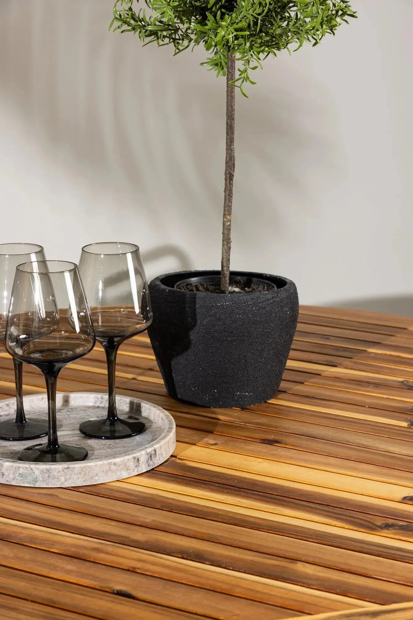 Elegantes rundes Gartentisch-Set Lumpur mit Lindos-Stühlen von Venture Home, perfekt für Terrasse oder Garten.
