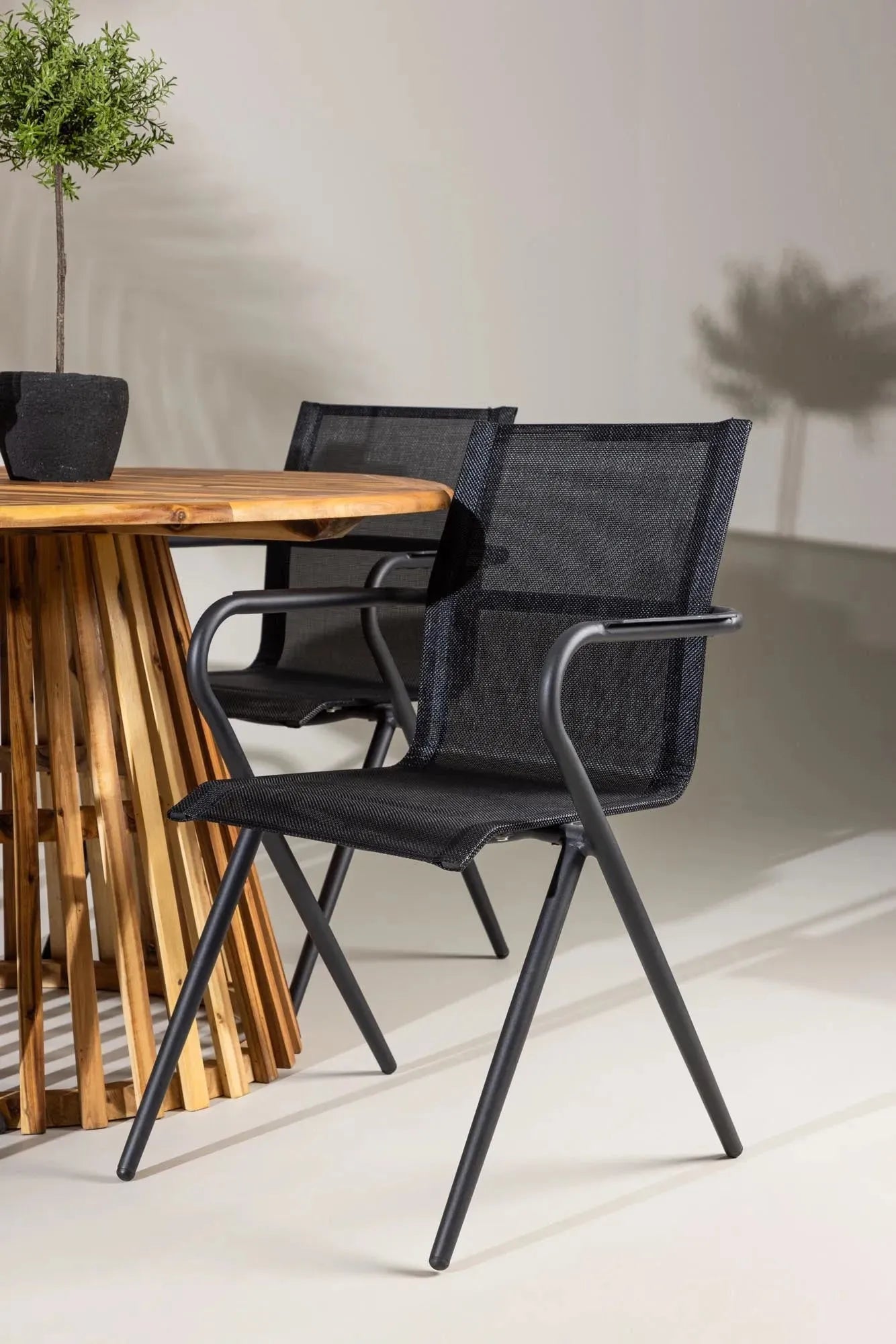Elegantes Lumpur Gartentisch-Set mit runder Tischplatte und Alina-Stühlen, perfekt für Garten oder Terrasse, von Venture Home.