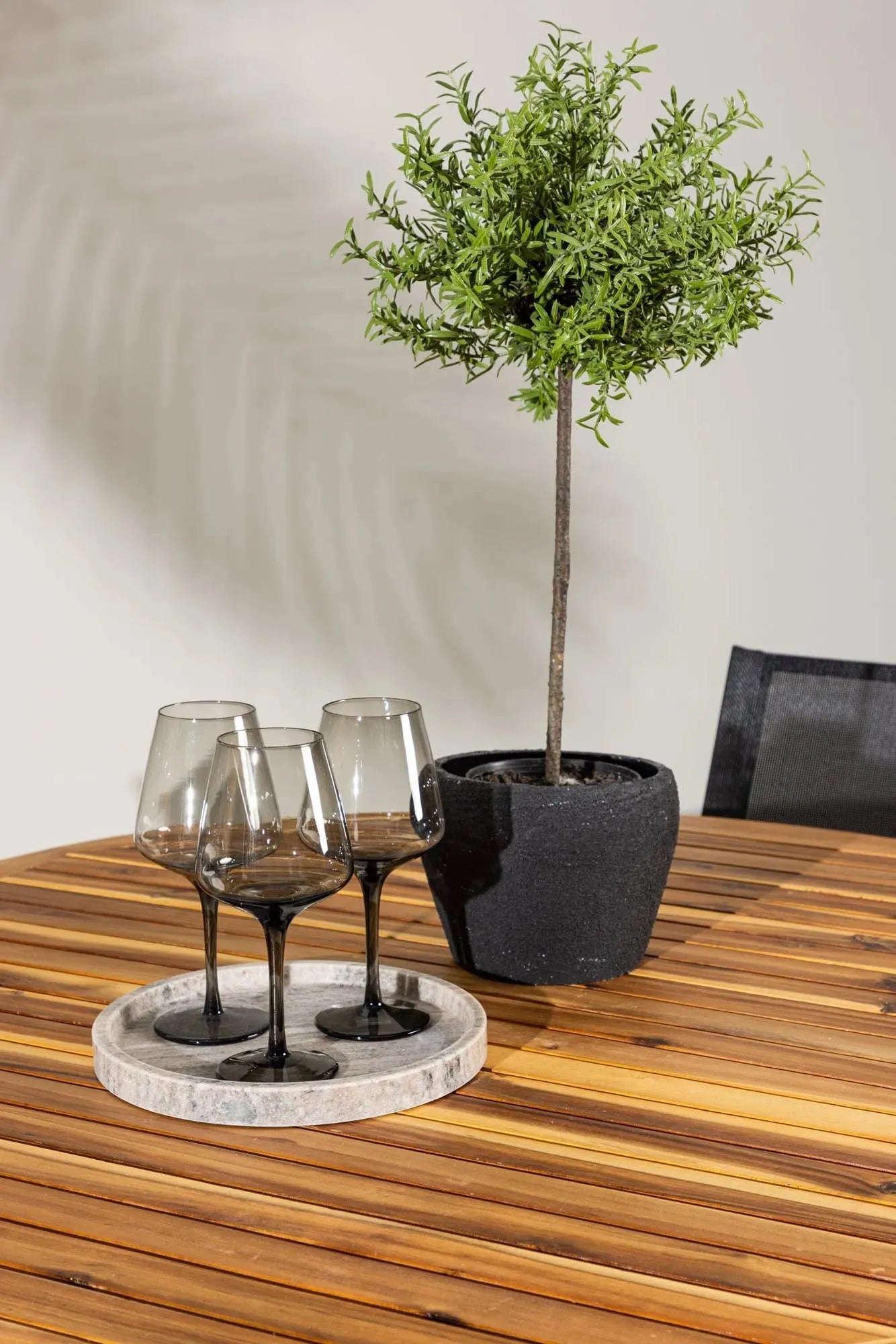 Stilvolles Lumpur Gartentisch-Set mit runder Tischplatte und Alina-Stühlen, ideal für Garten oder Terrasse, von Venture Home.