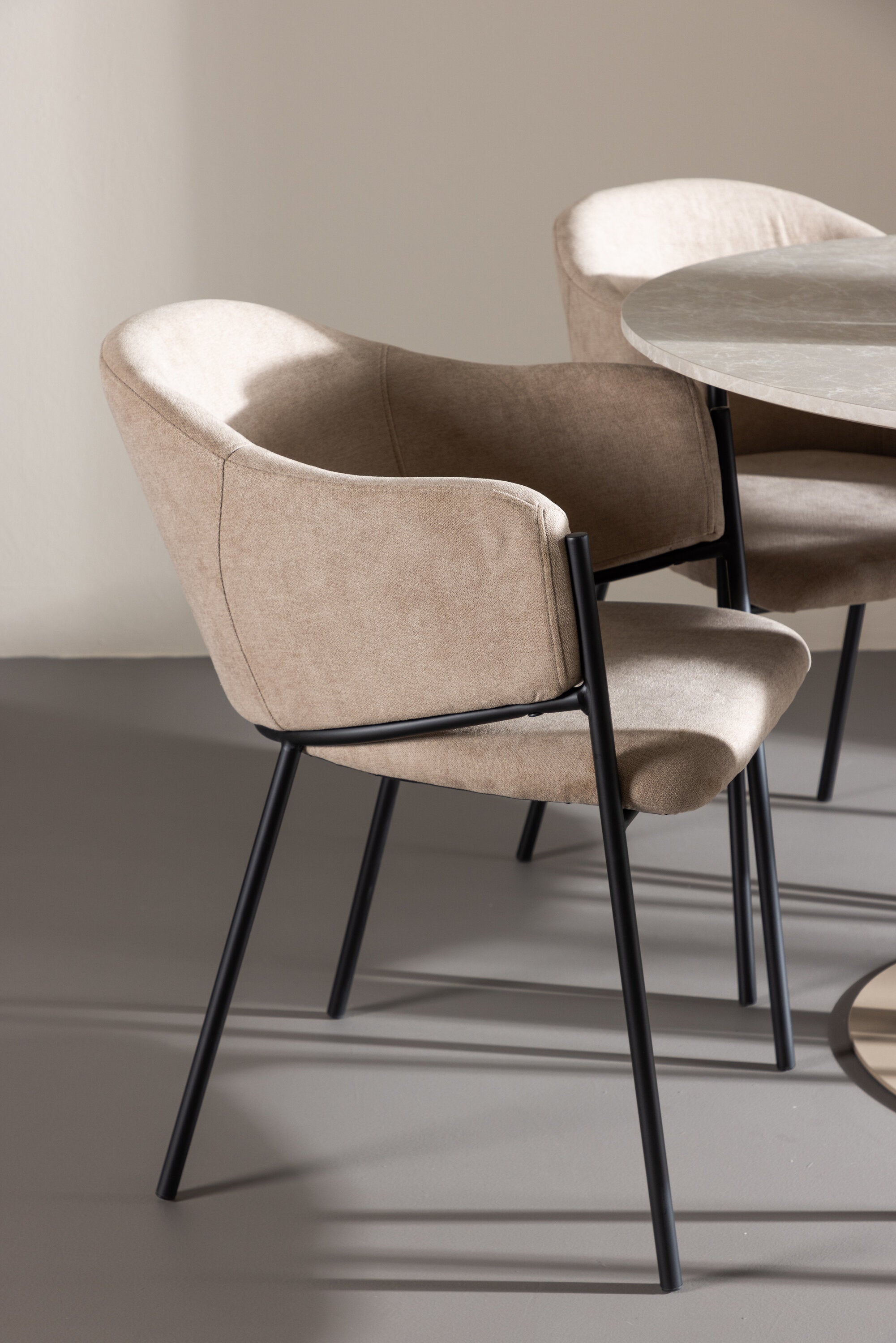 Lycke Esstisch mit Stühlen von Evelina in  präsentiert im Onlineshop von KAQTU Design AG. Bartischset ist von Venture Home