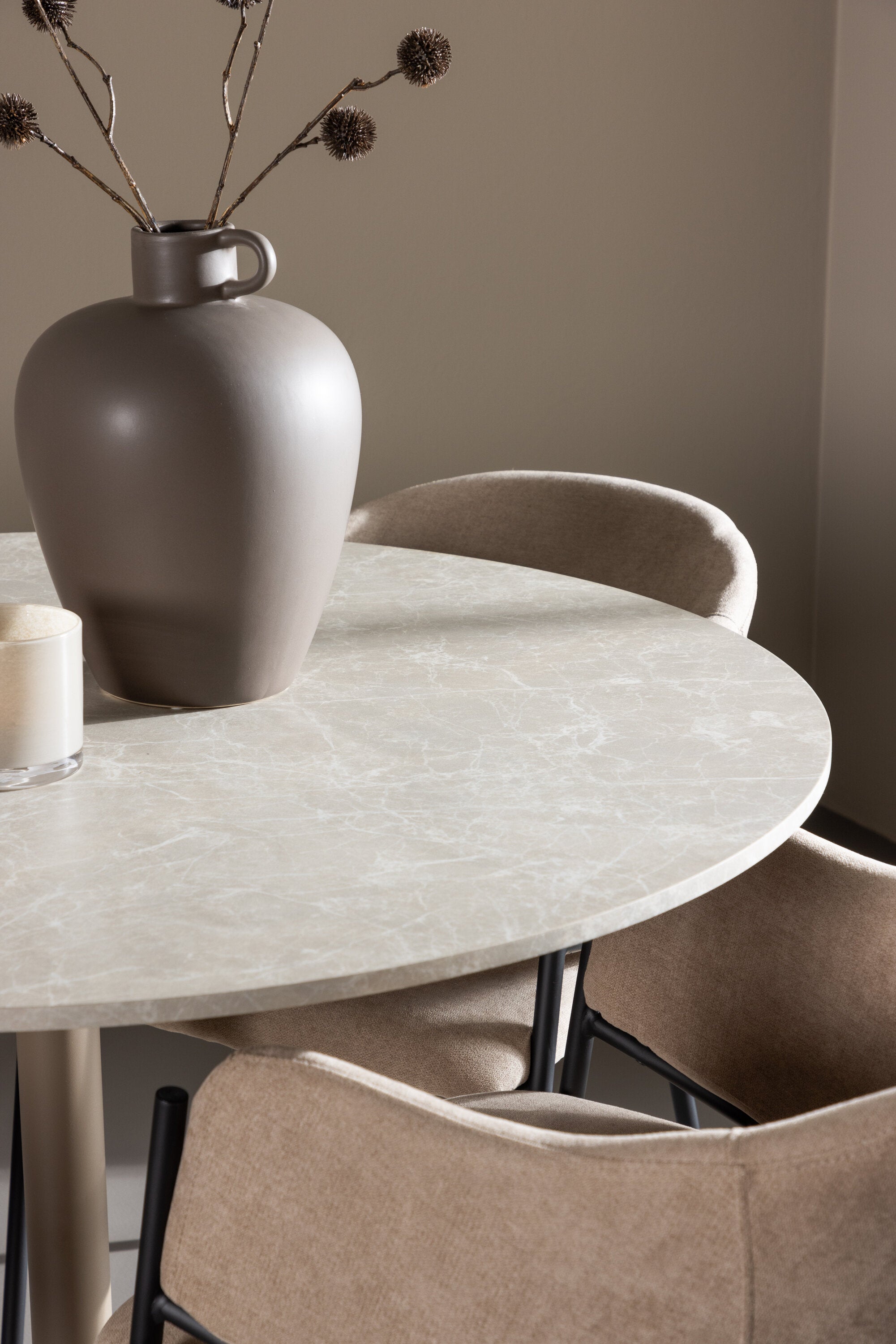 Lycke Esstisch mit Stühlen von Evelina in  präsentiert im Onlineshop von KAQTU Design AG. Bartischset ist von Venture Home