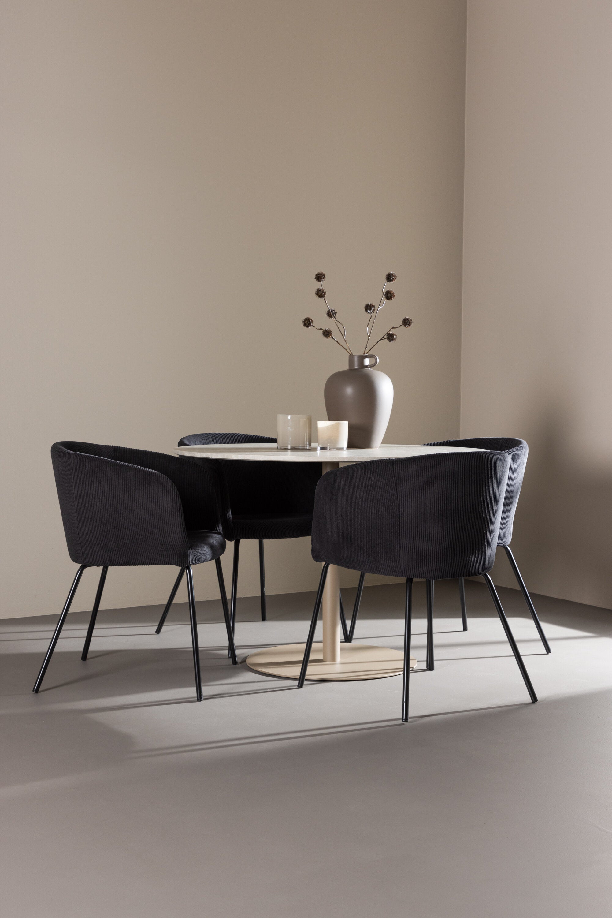 Lycke Esstisch mit Berit Stühlen in  präsentiert im Onlineshop von KAQTU Design AG. Bartischset ist von Venture Home