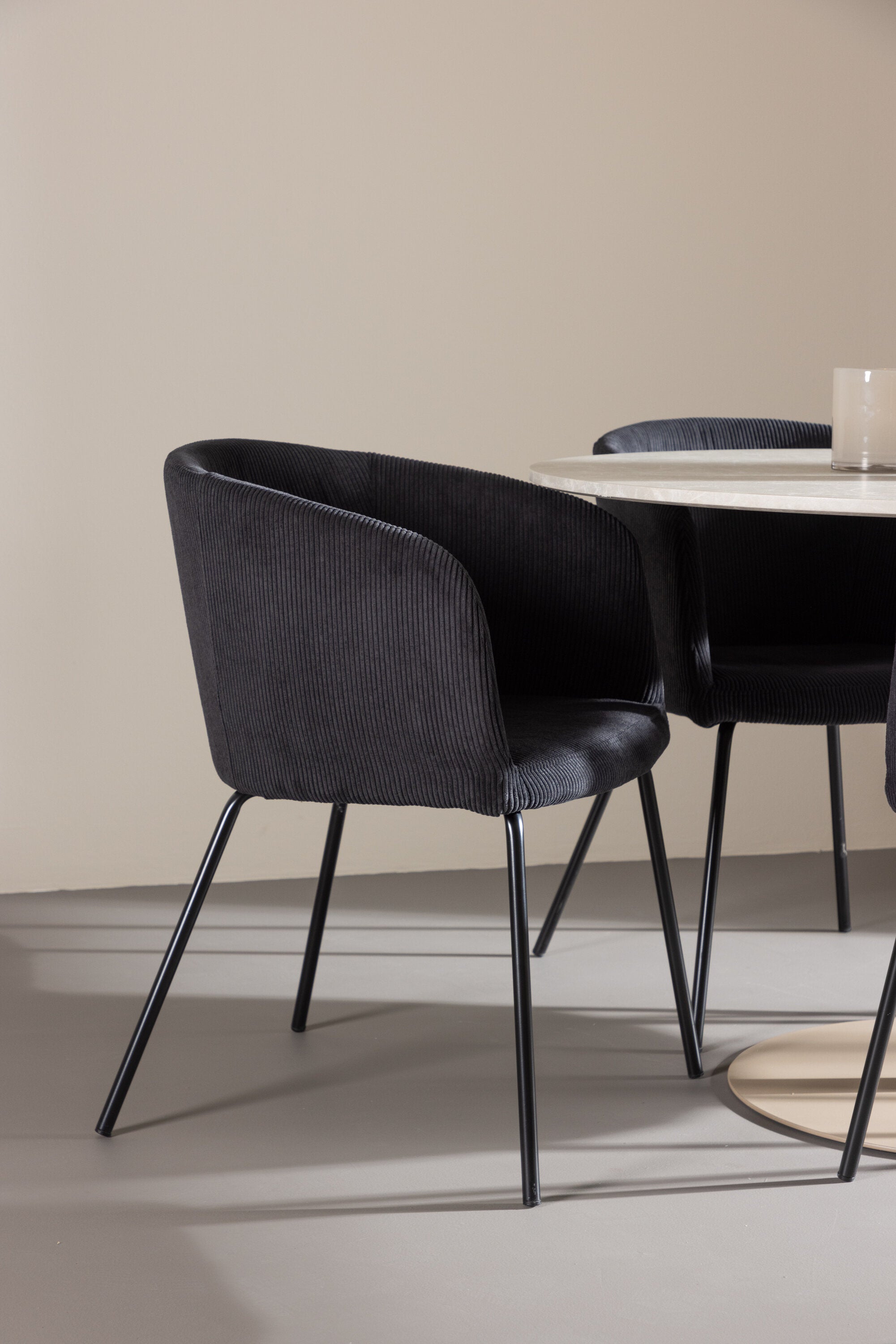 Lycke Esstisch mit Berit Stühlen in  präsentiert im Onlineshop von KAQTU Design AG. Bartischset ist von Venture Home