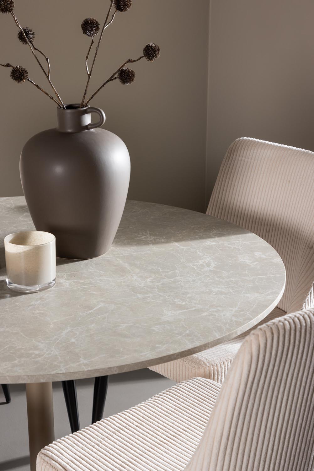 Lycke Esstisch mit Leone Stühlen in Beige präsentiert im Onlineshop von KAQTU Design AG. Esszimmerset ist von Venture Home
