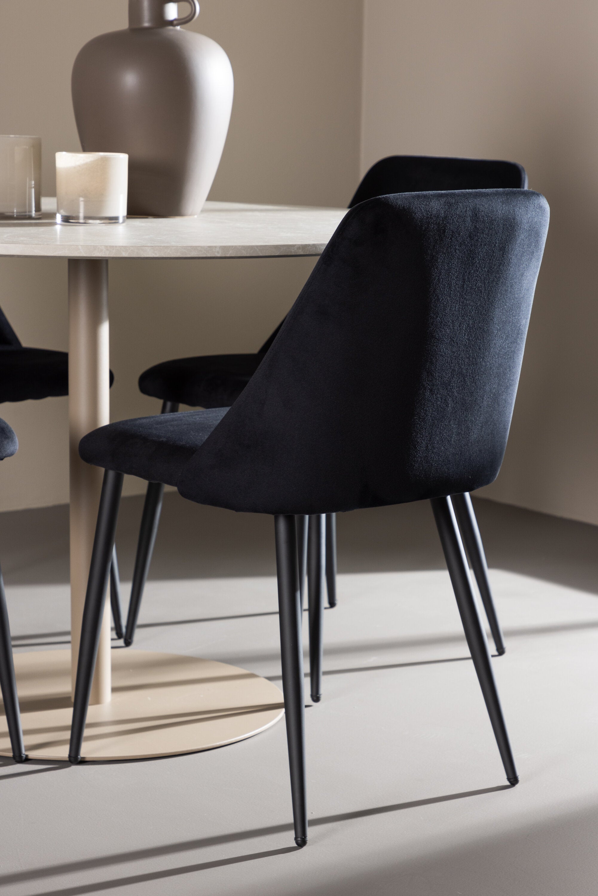 Lycke Esstisch mit Night Stühlen in  präsentiert im Onlineshop von KAQTU Design AG. Bartischset ist von Venture Home