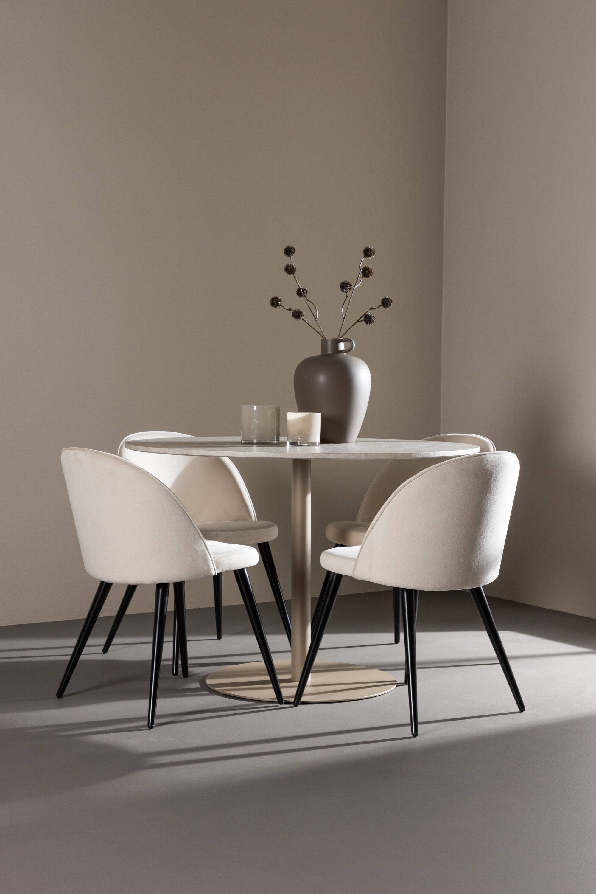 Lycke Esstisch mit Velvet Stühlen in  präsentiert im Onlineshop von KAQTU Design AG. Bartischset ist von Venture Home