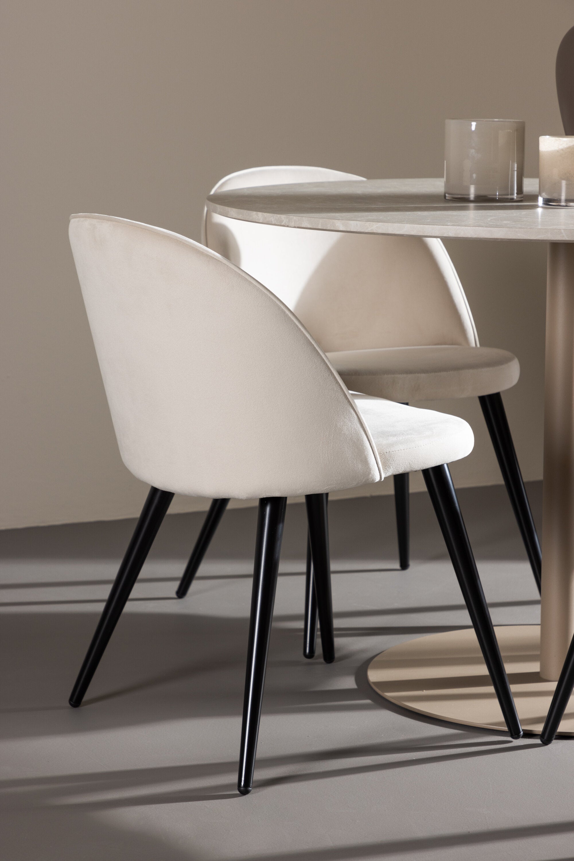 Lycke Esstisch mit Velvet Stühlen in  präsentiert im Onlineshop von KAQTU Design AG. Bartischset ist von Venture Home