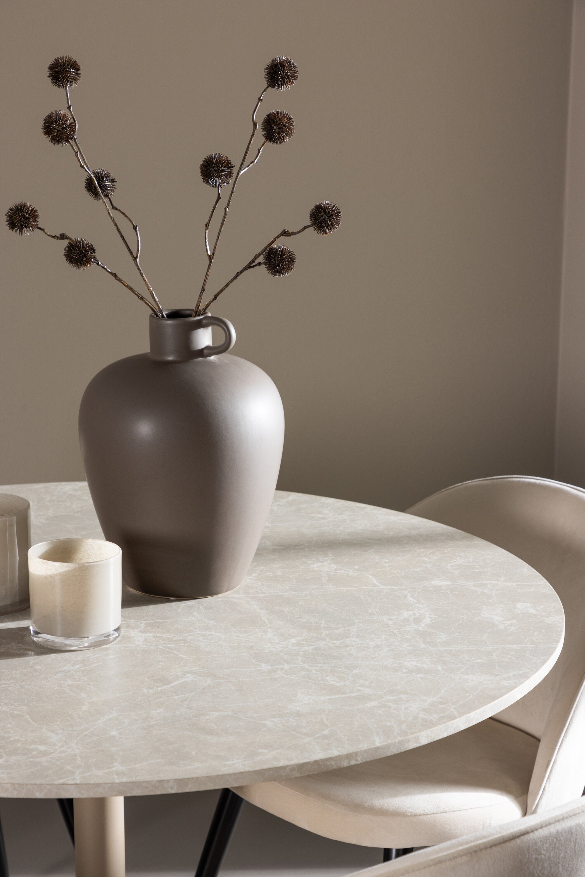 Lycke Esstisch mit Velvet Stühlen in  präsentiert im Onlineshop von KAQTU Design AG. Bartischset ist von Venture Home