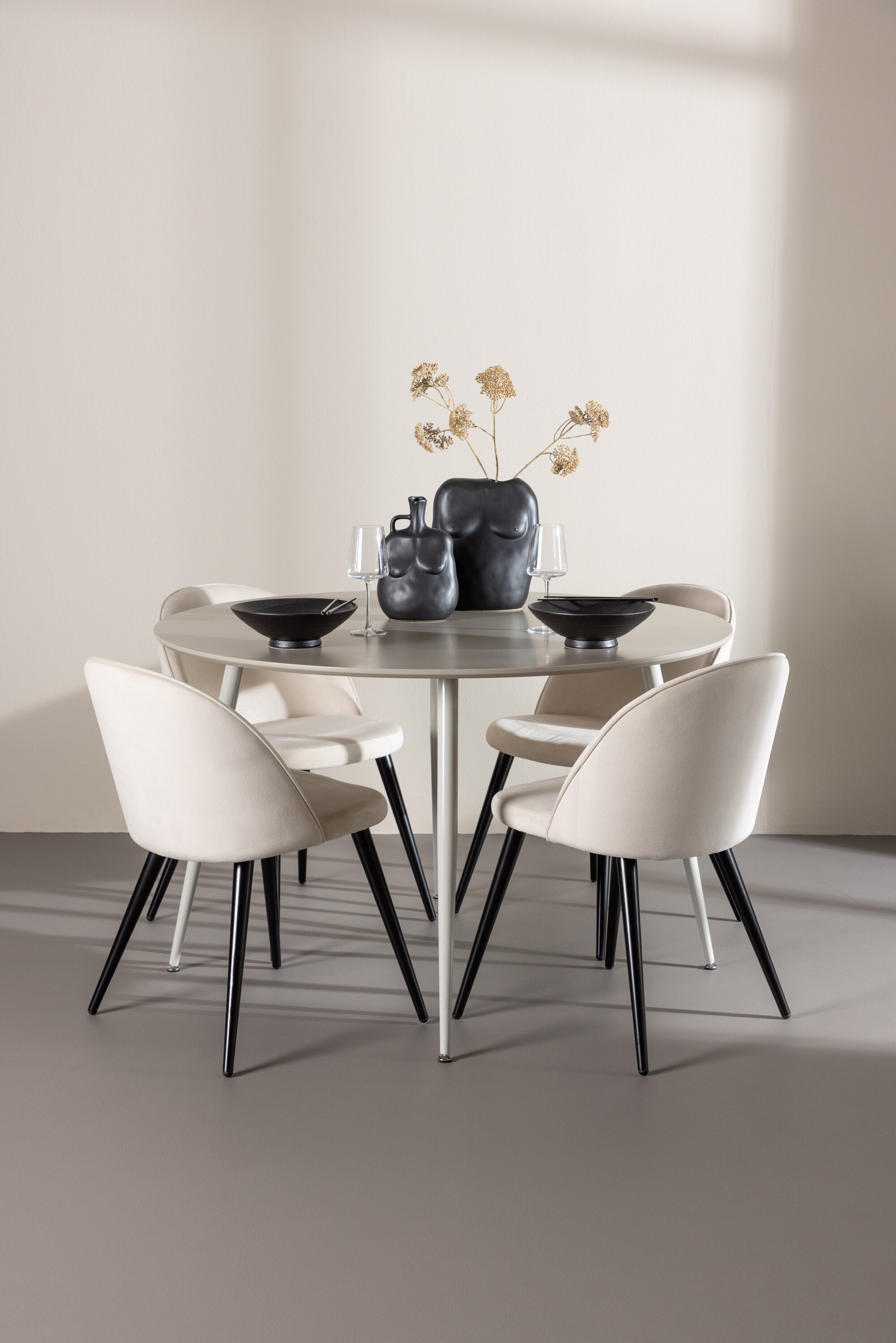 Tisch Plaza zum Essen mit Stühlen aus Velvet in  präsentiert im Onlineshop von KAQTU Design AG. Bartischset ist von Venture Home
