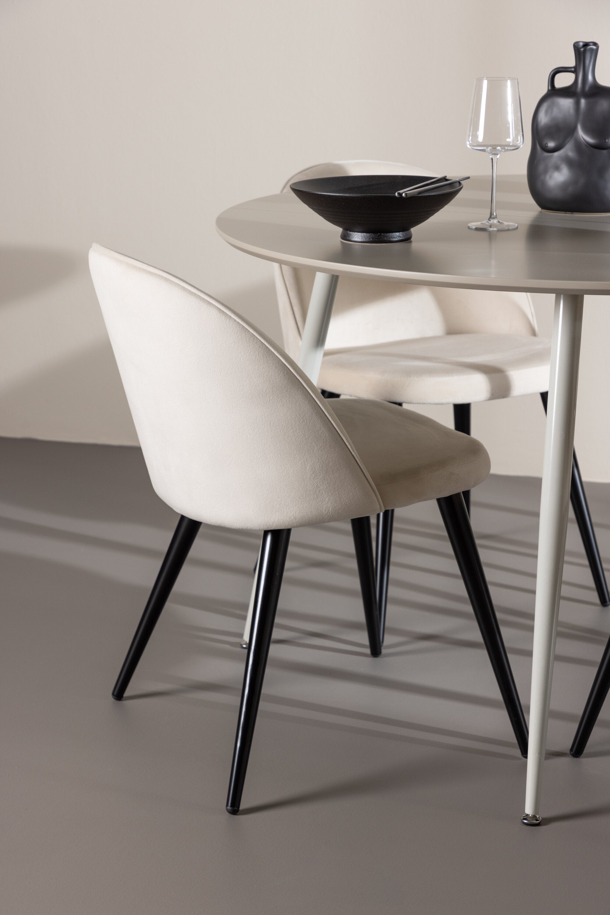 Tisch Plaza zum Essen mit Stühlen aus Velvet in  präsentiert im Onlineshop von KAQTU Design AG. Bartischset ist von Venture Home
