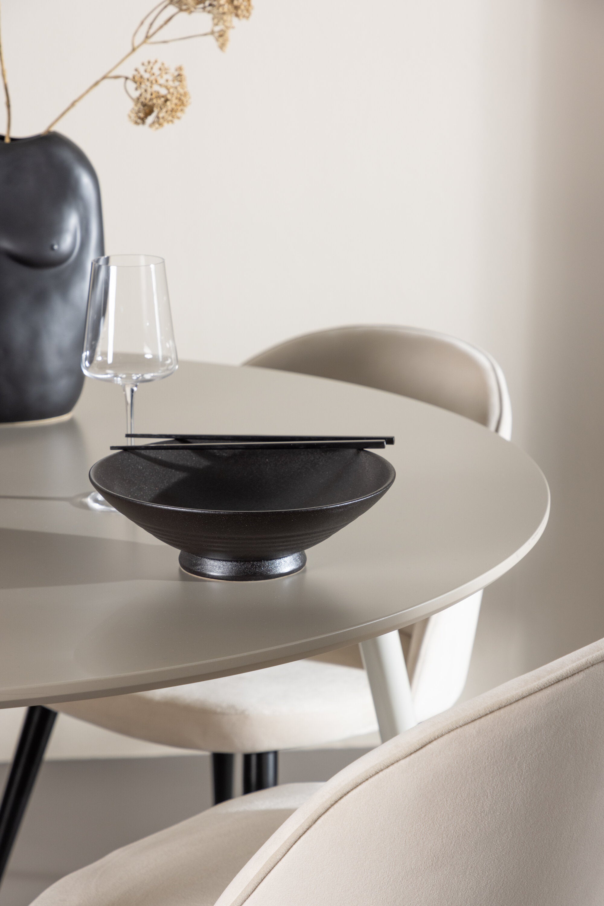 Tisch Plaza zum Essen mit Stühlen aus Velvet in  präsentiert im Onlineshop von KAQTU Design AG. Bartischset ist von Venture Home