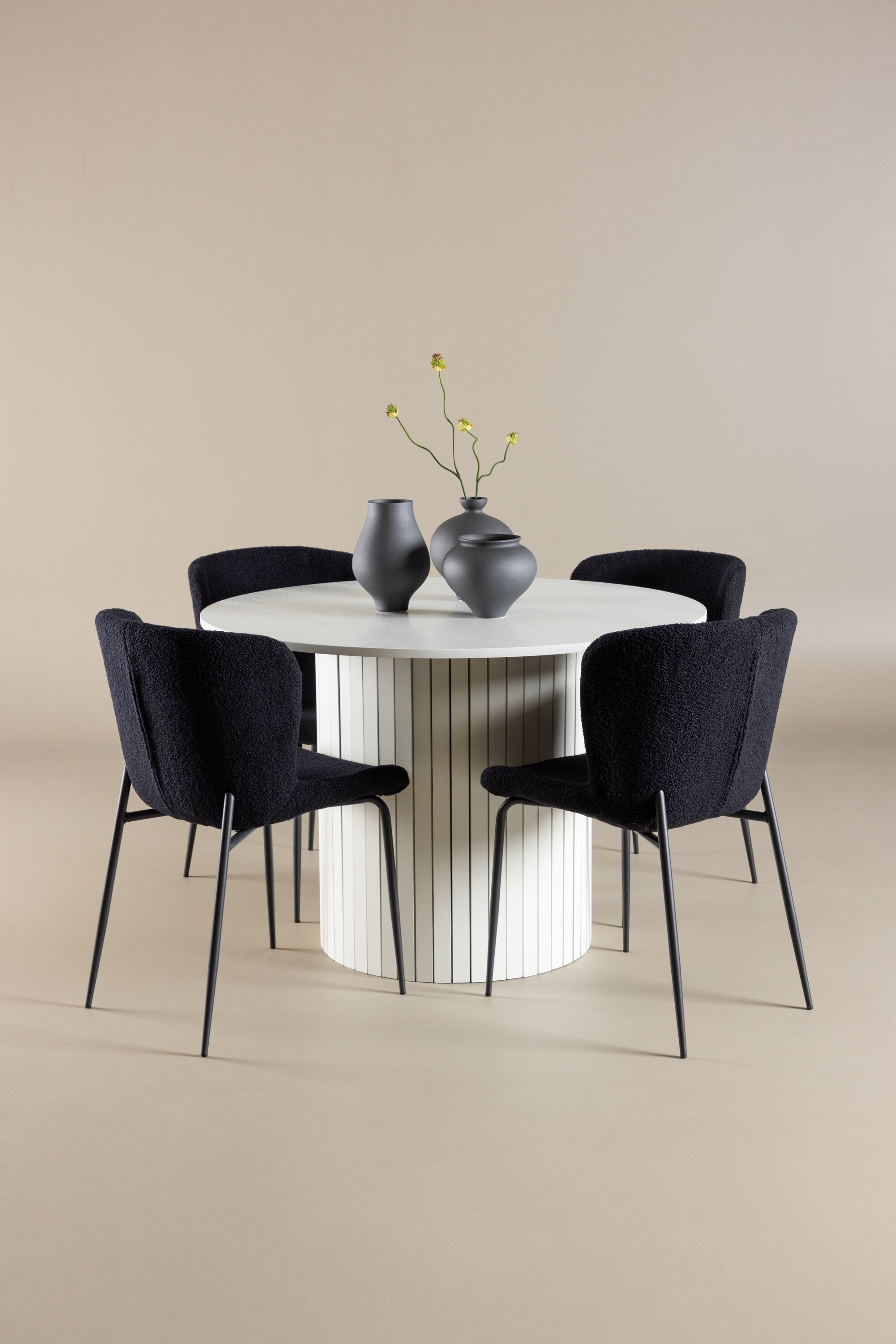 Härön Esstisch mit Modesto Stühlen in  präsentiert im Onlineshop von KAQTU Design AG. Bartischset ist von Venture Home