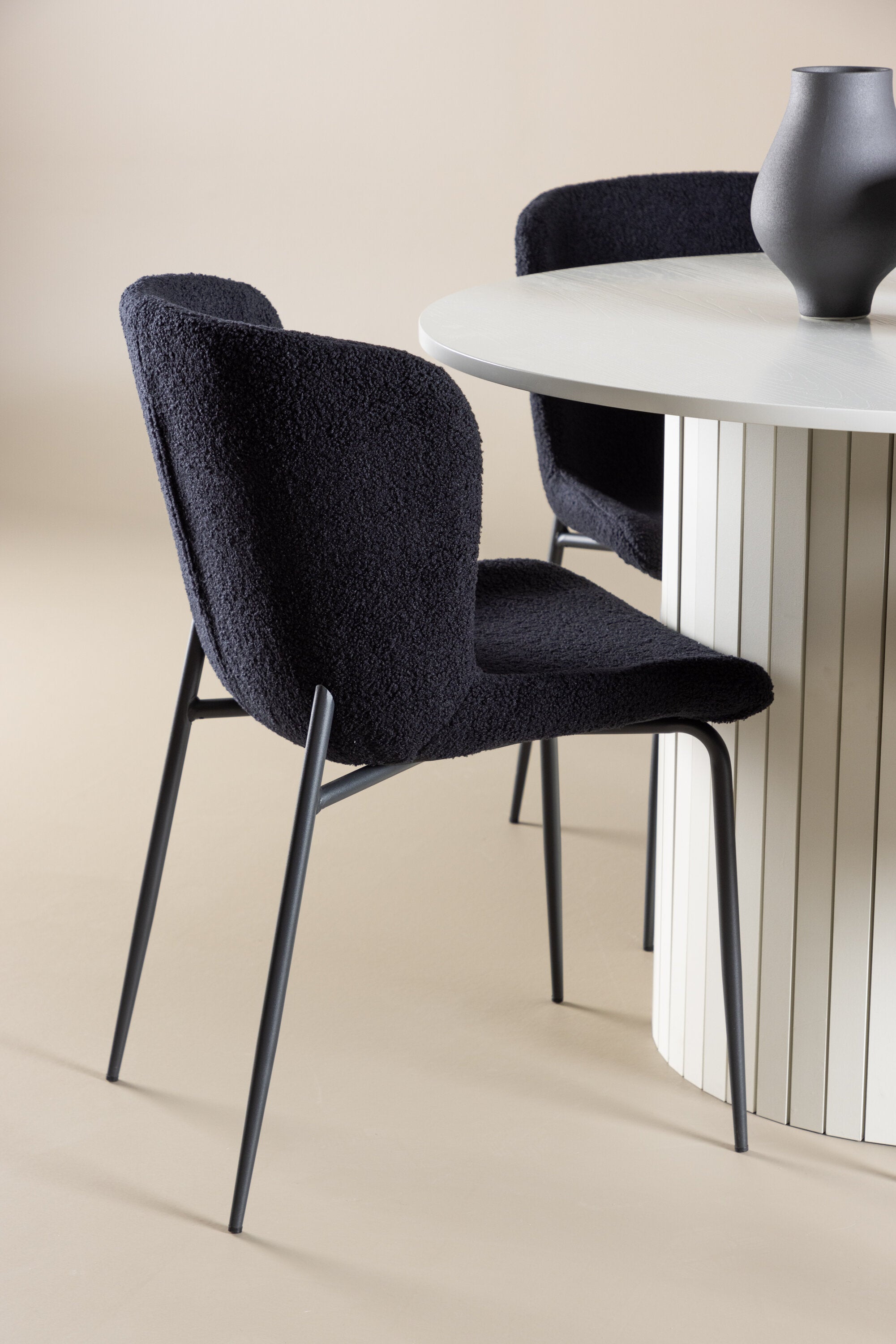Härön Esstisch mit Modesto Stühlen in  präsentiert im Onlineshop von KAQTU Design AG. Bartischset ist von Venture Home