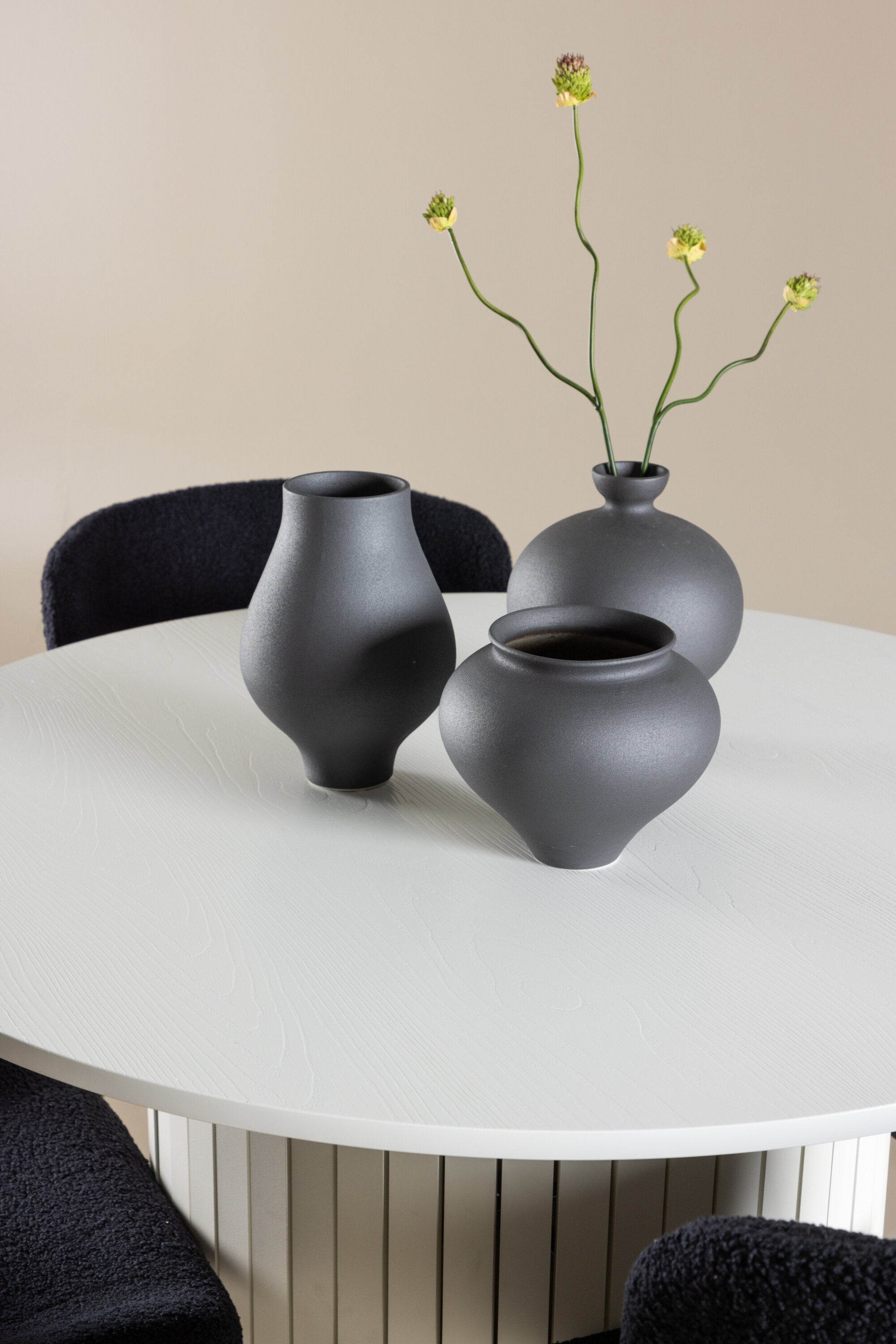Härön Esstisch mit Modesto Stühlen in  präsentiert im Onlineshop von KAQTU Design AG. Bartischset ist von Venture Home