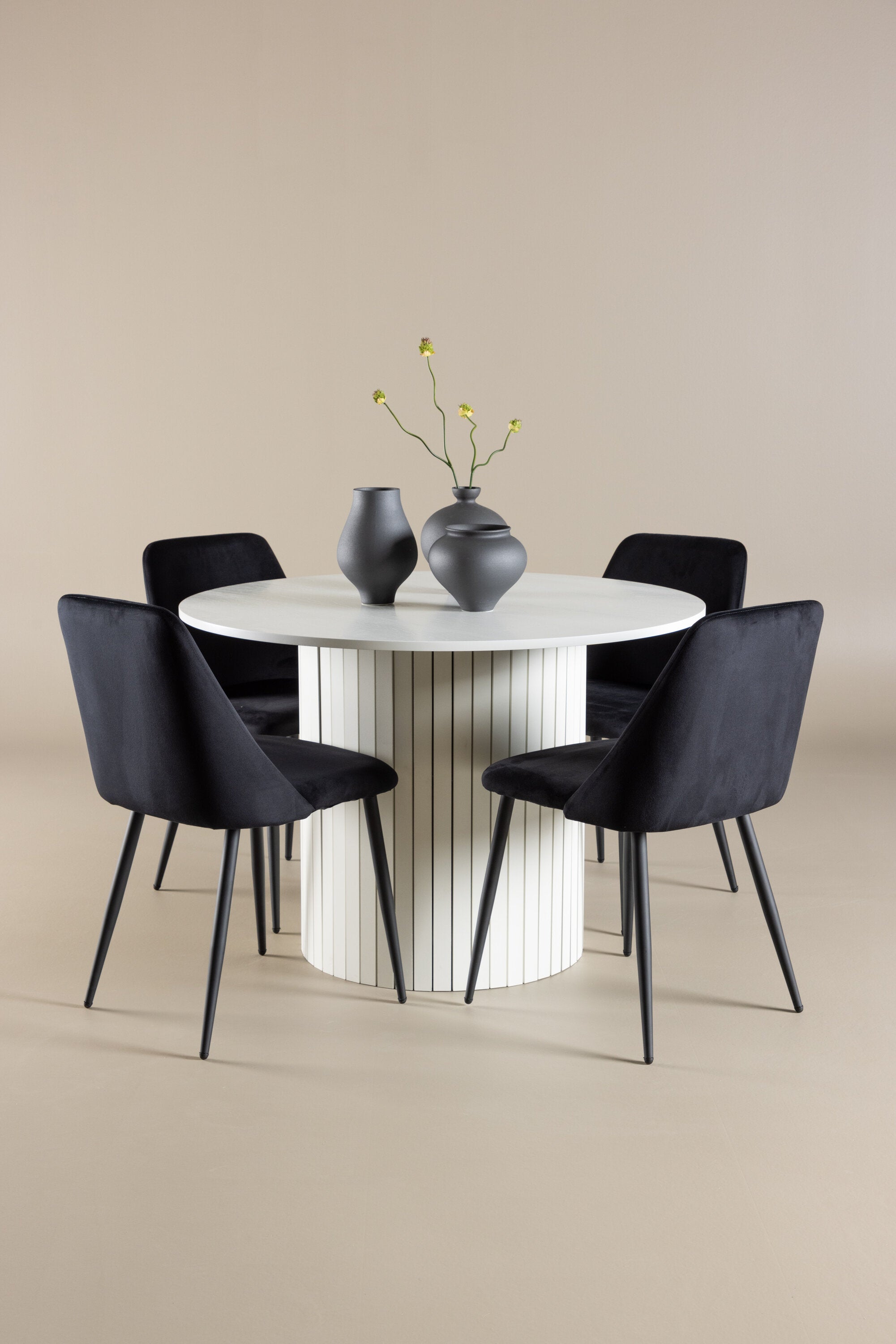 Härön Esstisch mit Night Stühlen in  präsentiert im Onlineshop von KAQTU Design AG. Bartischset ist von Venture Home