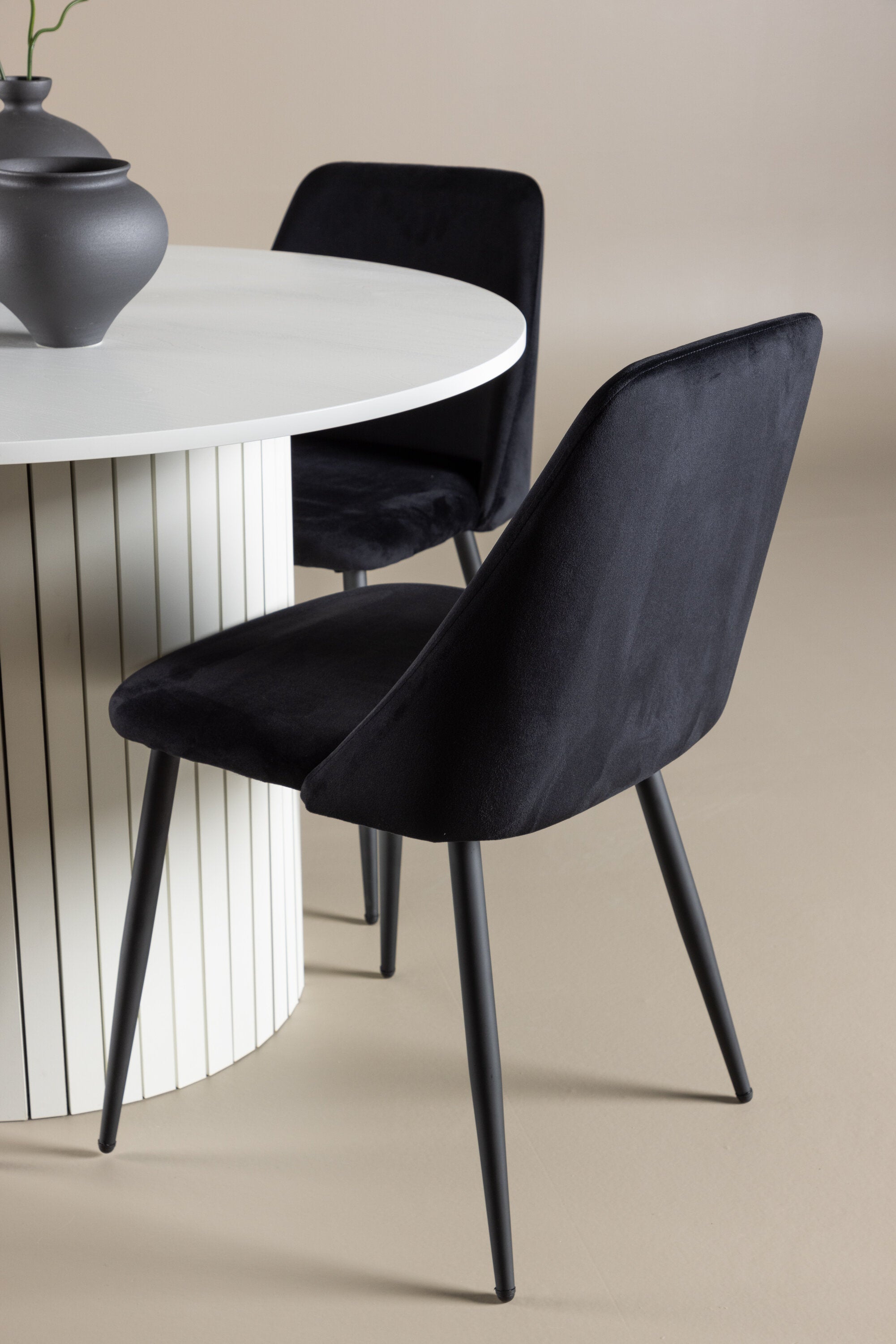 Härön Esstisch mit Night Stühlen in  präsentiert im Onlineshop von KAQTU Design AG. Bartischset ist von Venture Home