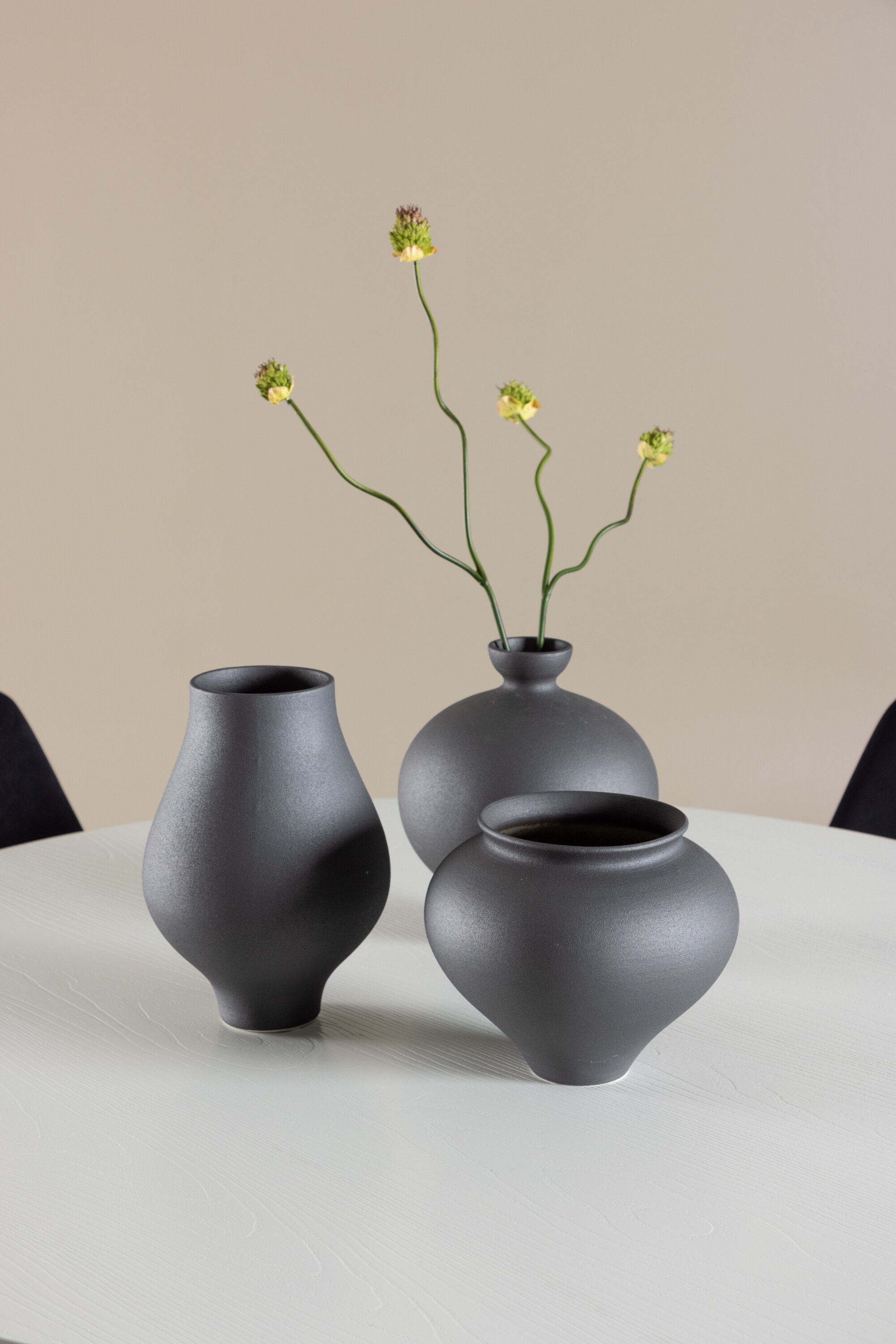 Härön Esstisch mit Night Stühlen in  präsentiert im Onlineshop von KAQTU Design AG. Bartischset ist von Venture Home