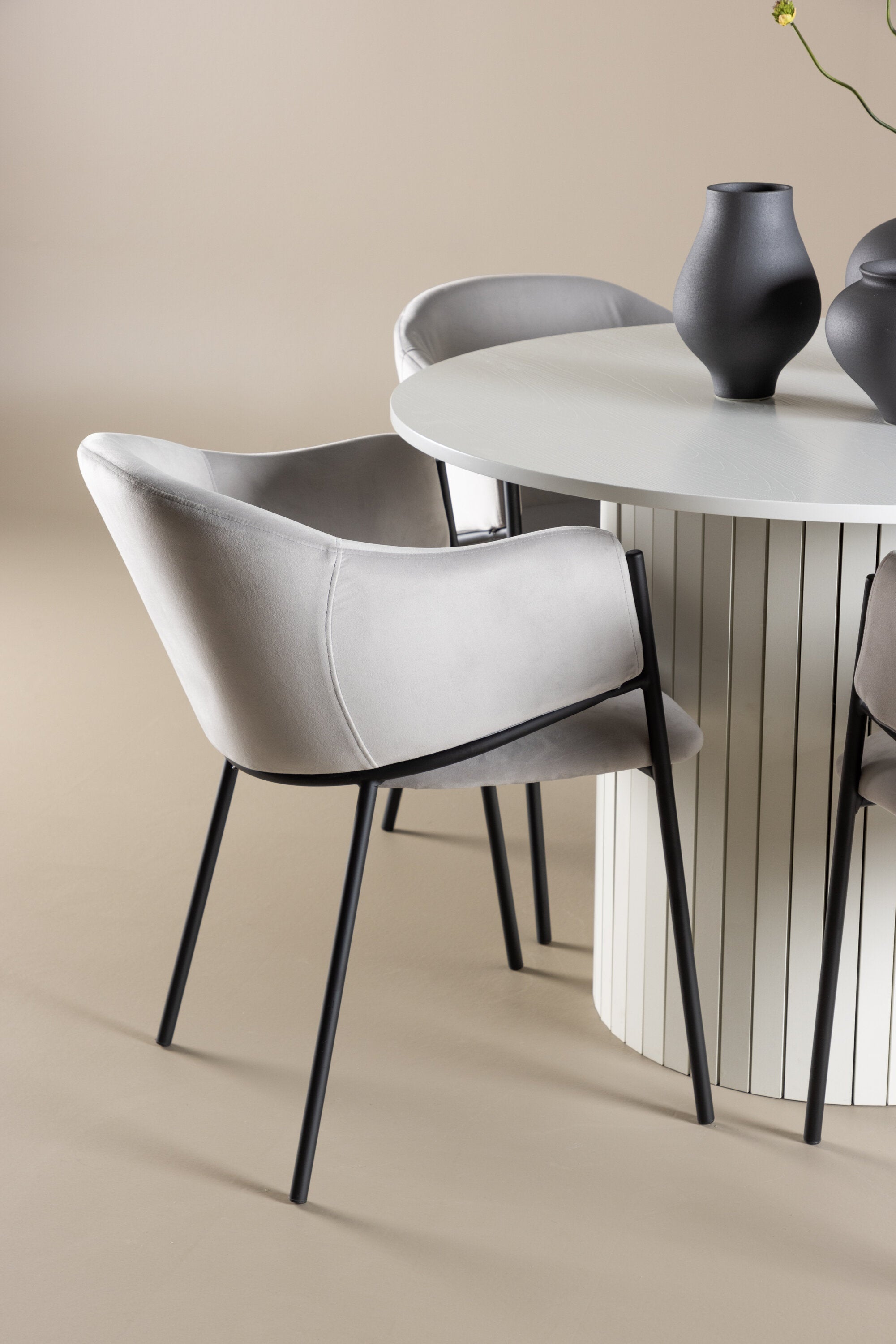 Härön Esstisch mit Stühlen von Evelina in  präsentiert im Onlineshop von KAQTU Design AG. Bartischset ist von Venture Home