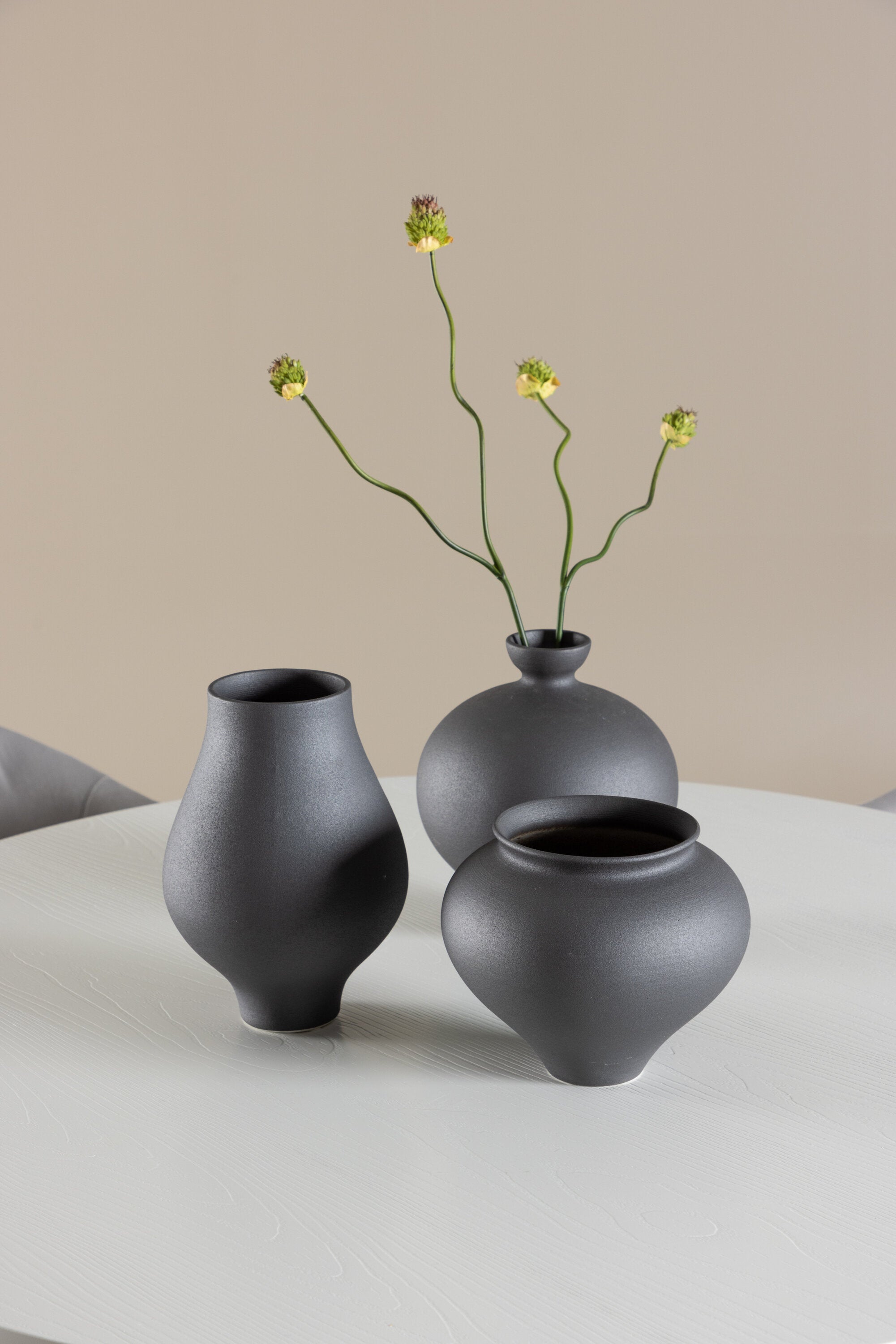 Härön Esstisch mit Stühlen von Evelina in  präsentiert im Onlineshop von KAQTU Design AG. Bartischset ist von Venture Home