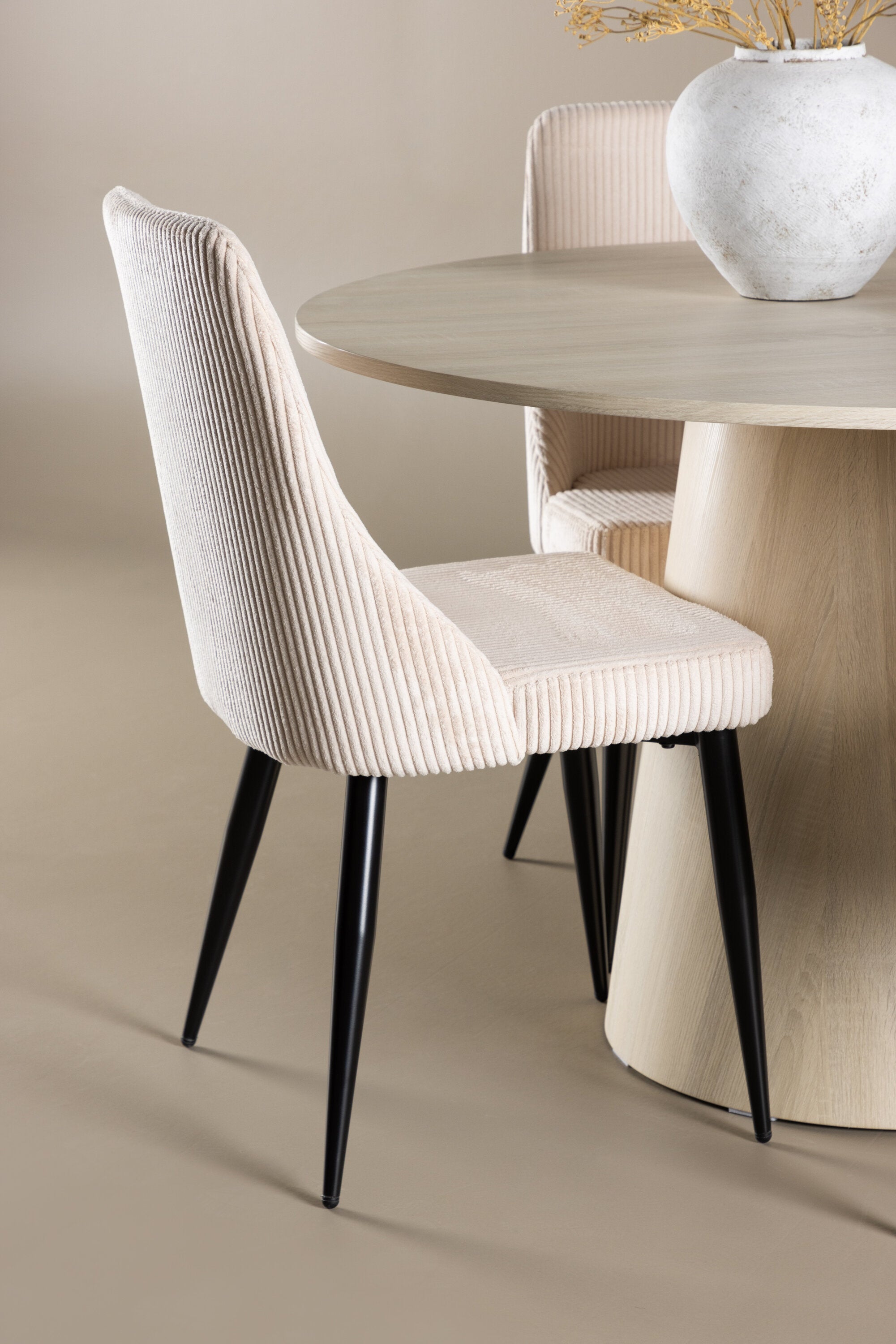 Lanzo Esstisch mit Leone Stühlen in  präsentiert im Onlineshop von KAQTU Design AG. Bartischset ist von Venture Home