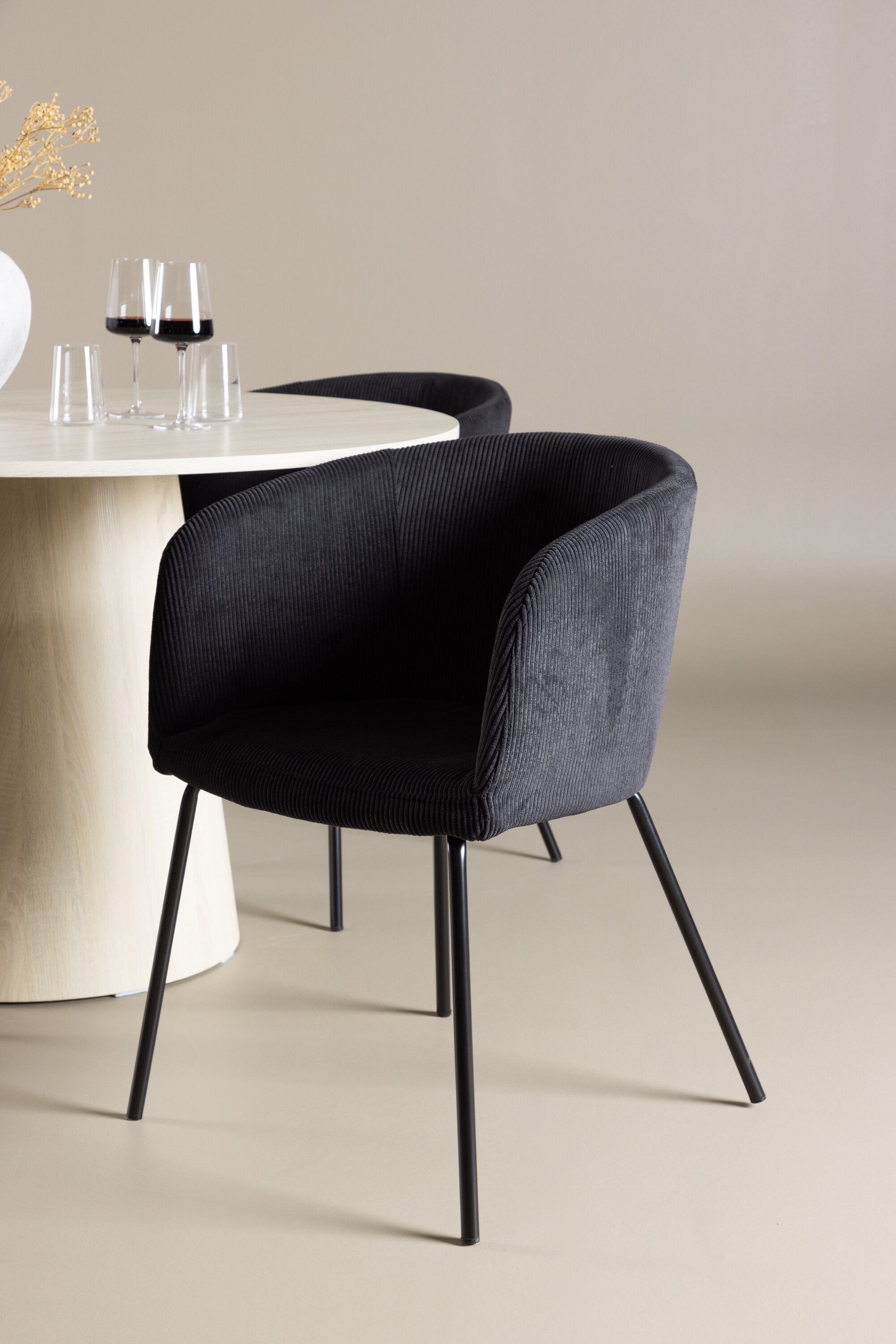 Lanzo Esstisch mit Stühlen von Berit in  präsentiert im Onlineshop von KAQTU Design AG. Bartischset ist von Venture Home