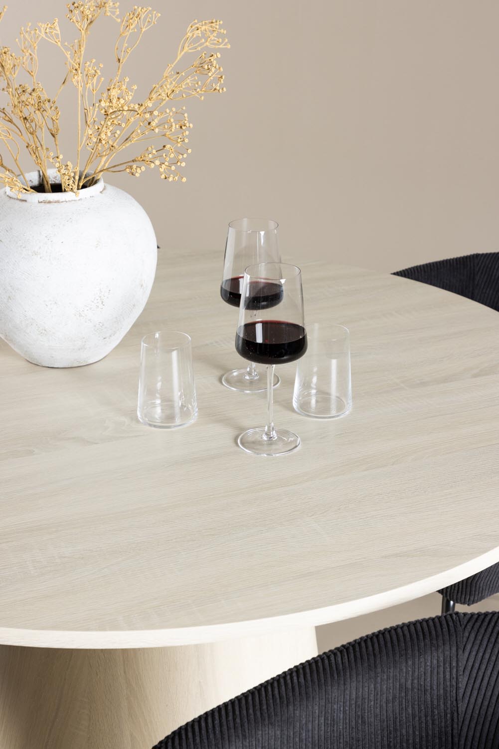 Lanzo Esstisch mit Stühlen von Berit in  präsentiert im Onlineshop von KAQTU Design AG. Bartischset ist von Venture Home