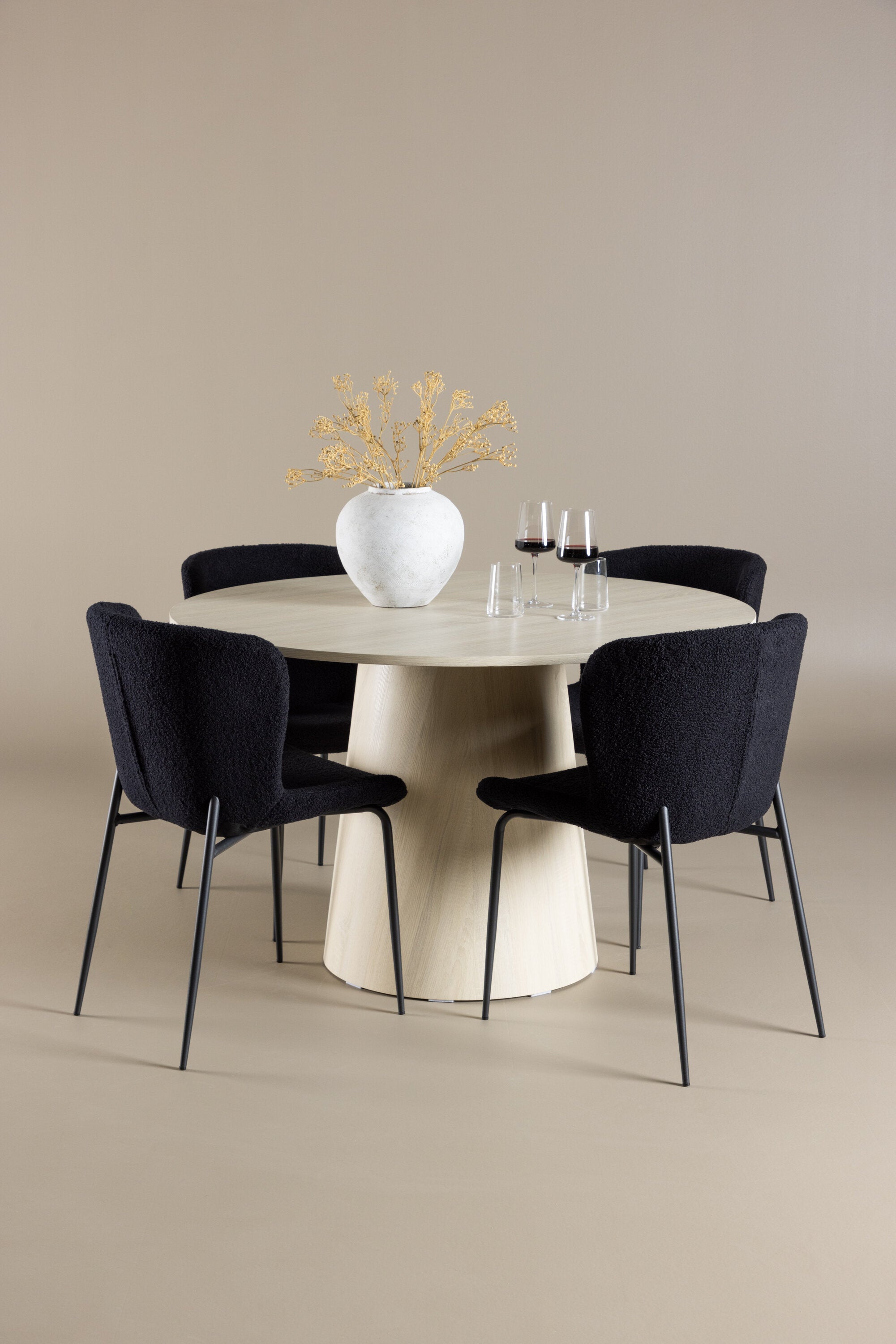 Tisch Lanzo mit Stühlen Modesto in  präsentiert im Onlineshop von KAQTU Design AG. Bartischset ist von Venture Home