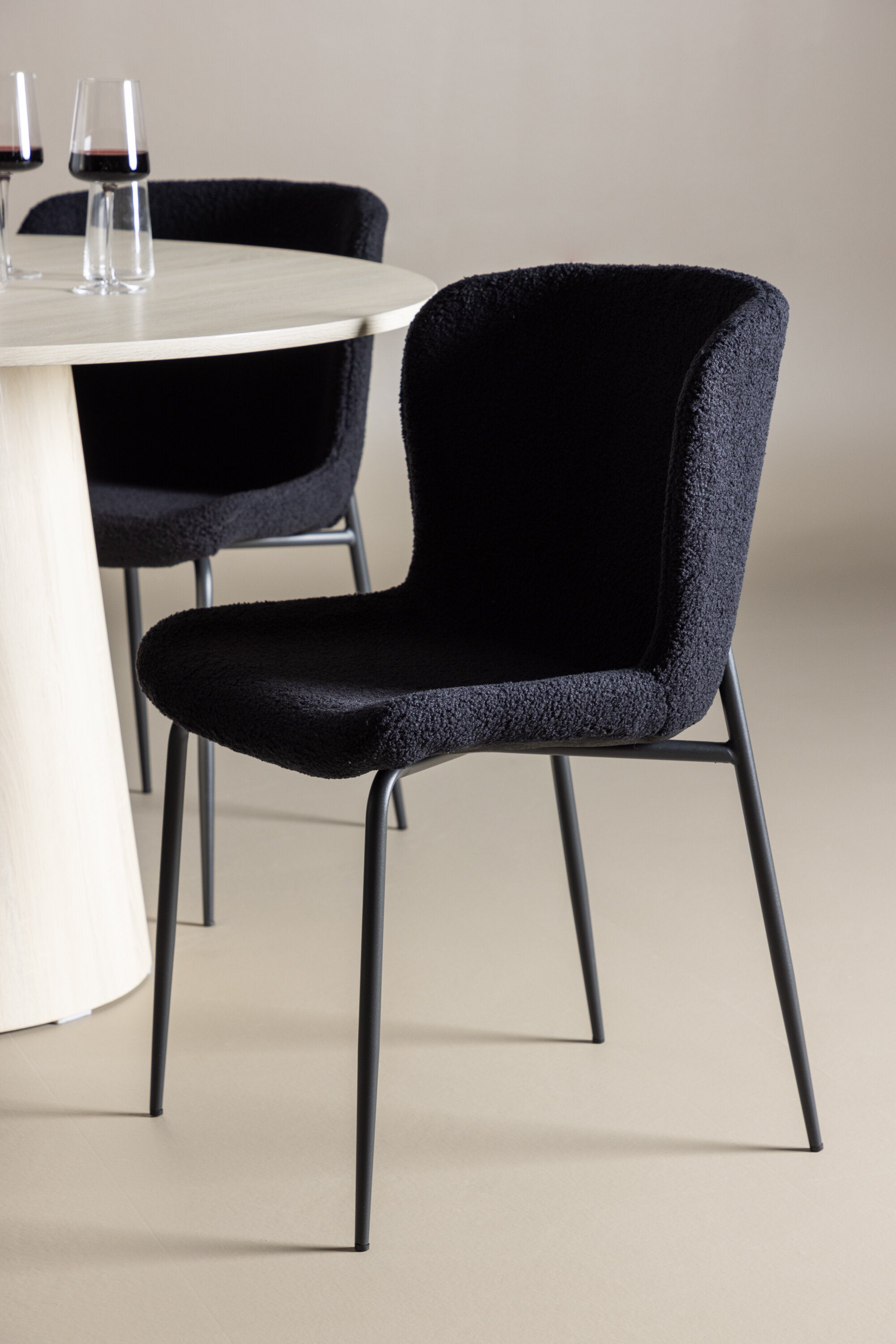 Tisch Lanzo mit Stühlen Modesto in  präsentiert im Onlineshop von KAQTU Design AG. Bartischset ist von Venture Home