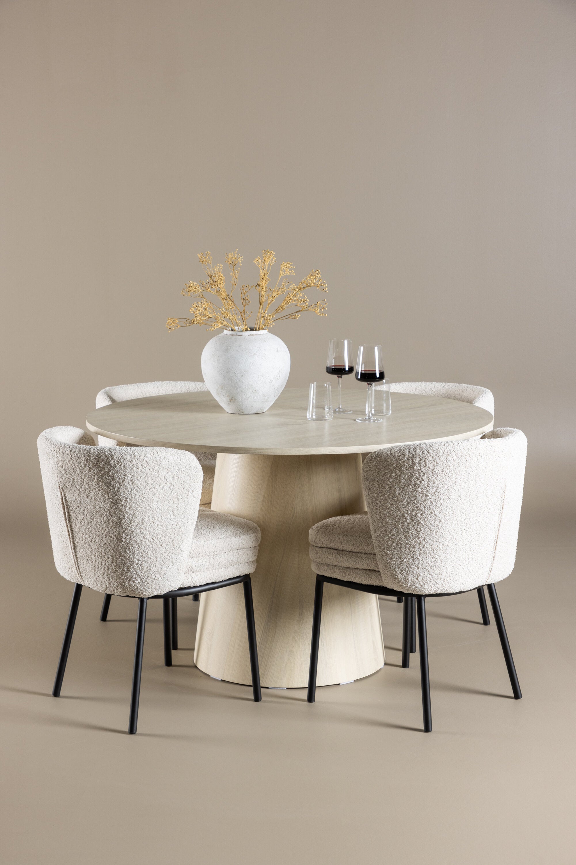 Lanzo Esstisch mit Agnes Stühlen in  präsentiert im Onlineshop von KAQTU Design AG. Bartischset ist von Venture Home