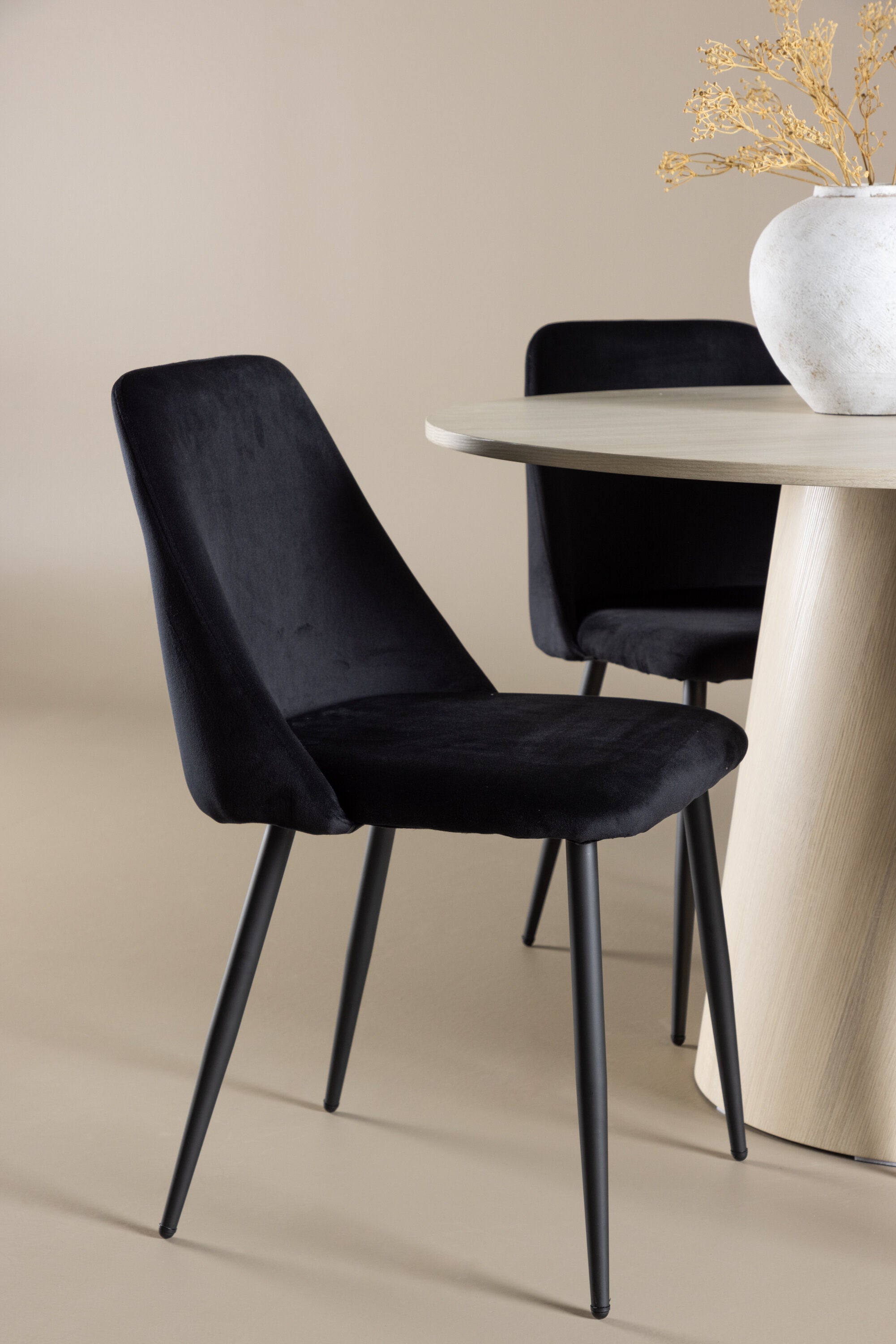Lanzo Esstisch mit Night Stühlen in  präsentiert im Onlineshop von KAQTU Design AG. Bartischset ist von Venture Home