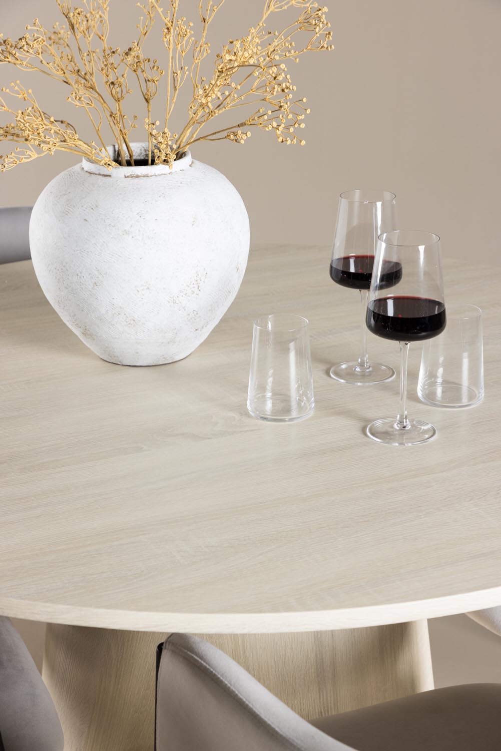 Lanzo Esstisch mit Evelina Stühlen in  präsentiert im Onlineshop von KAQTU Design AG. Bartischset ist von Venture Home