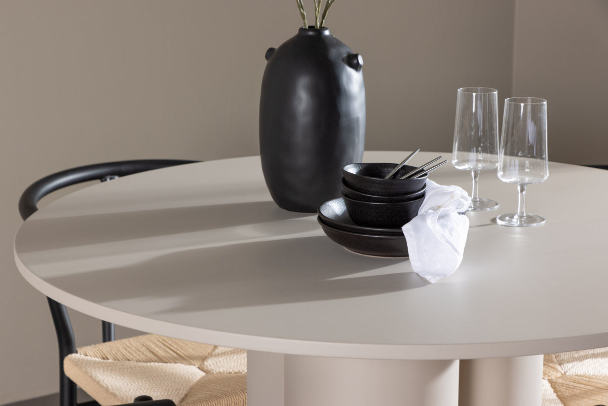 Olivia Esstisch mit Stühlen Alfons in Schwarz präsentiert im Onlineshop von KAQTU Design AG. Esszimmerset ist von Venture Home