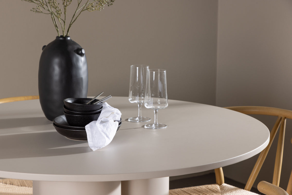 Olivia Esstisch mit Stühlen Alfons in Beige präsentiert im Onlineshop von KAQTU Design AG. Esszimmerset ist von Venture Home