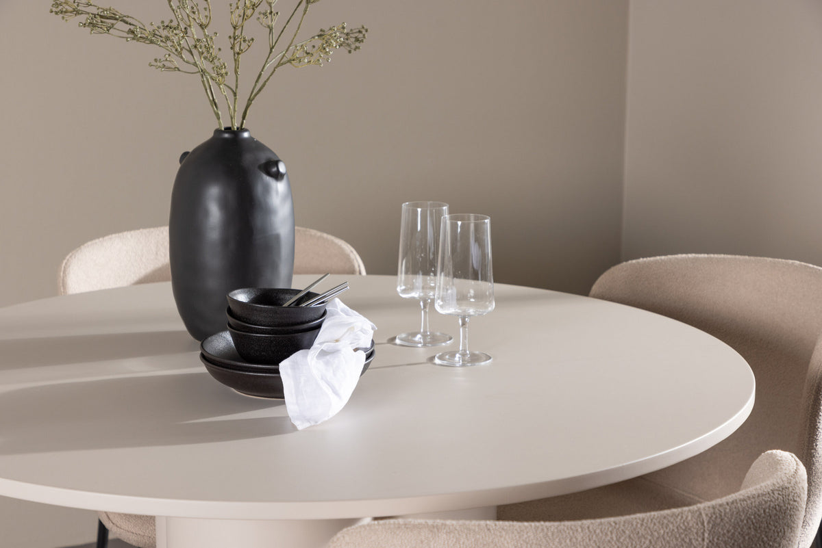 Olivia Esstisch mit Modesto Stühlen in Beige präsentiert im Onlineshop von KAQTU Design AG. Esszimmerset ist von Venture Home