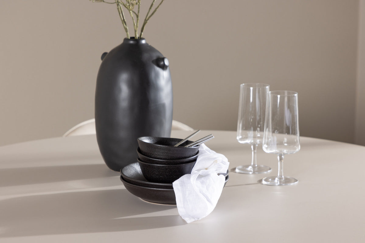Olivia Esstisch mit Velvet Stühlen in Beige präsentiert im Onlineshop von KAQTU Design AG. Esszimmerset ist von Venture Home