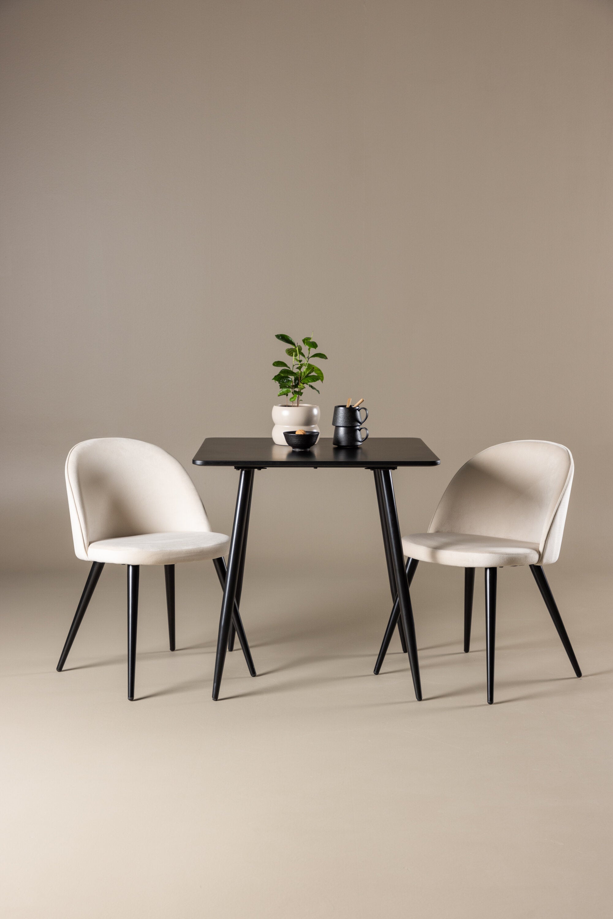 Polar Esstisch mit Velvet Stühlen in  präsentiert im Onlineshop von KAQTU Design AG. Esszimmerset ist von Venture Home